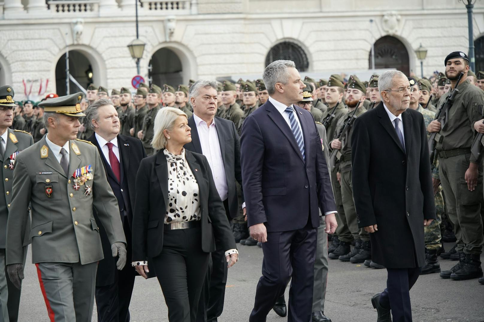 Bundesministerin Klaudia Tanner, Bundeskanzler Karl Nehammer und Bundespräsident Alexander Van der Bellen beim Nationalfeiertag 2023