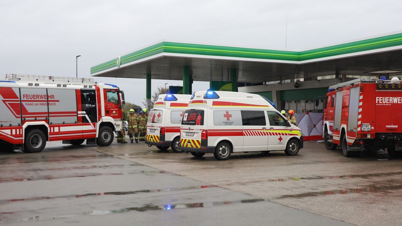 Heute.at - Mann (45) bei Arbeiten von Bus erdrückt – tot