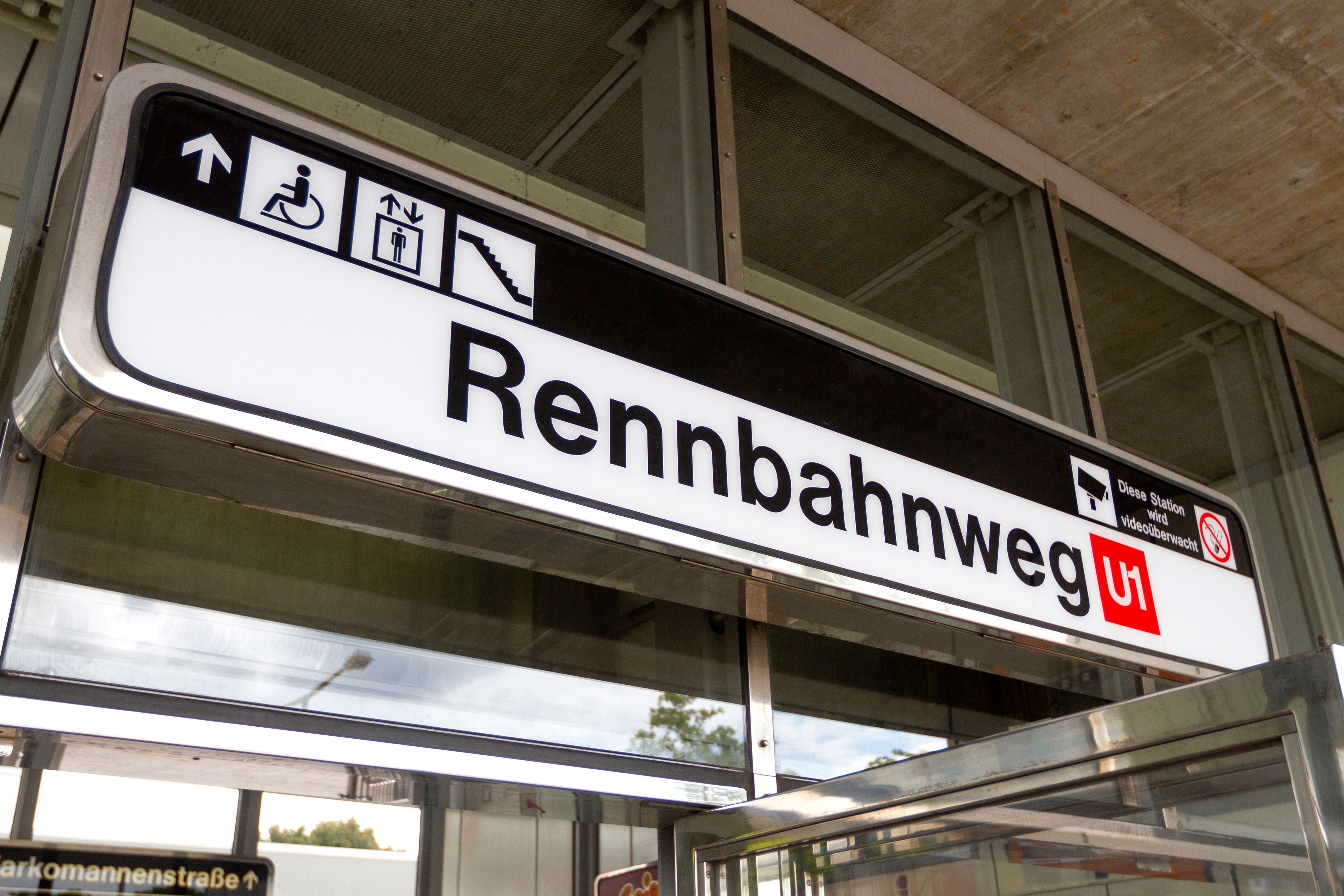 Ein Stationsschild der U-Bahn-Haltestelle Rennbahnweg in Wien. Symbolbild.