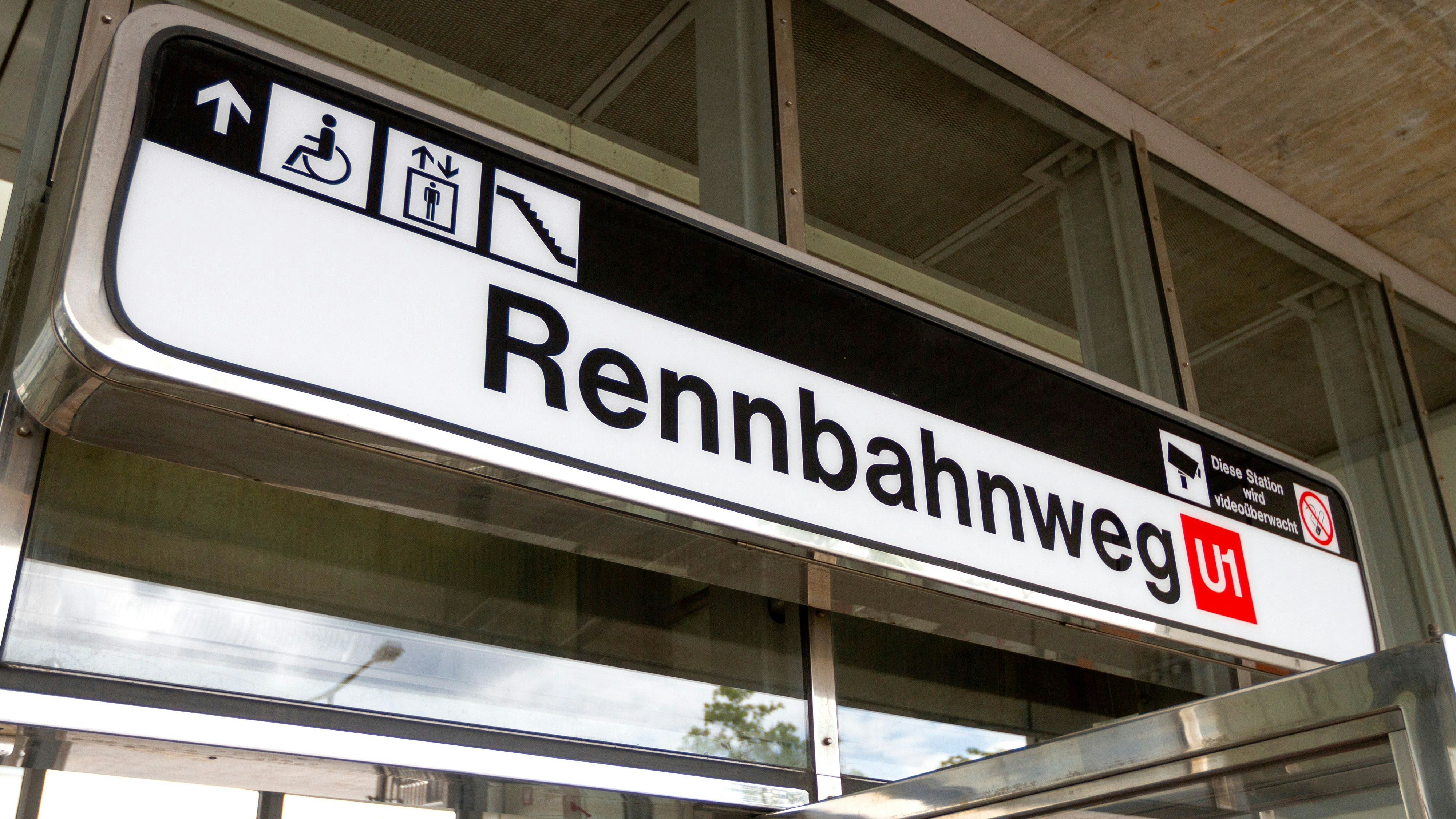 Ein Stationsschild der U-Bahn-Haltestelle Rennbahnweg in Wien. Symbolbild.