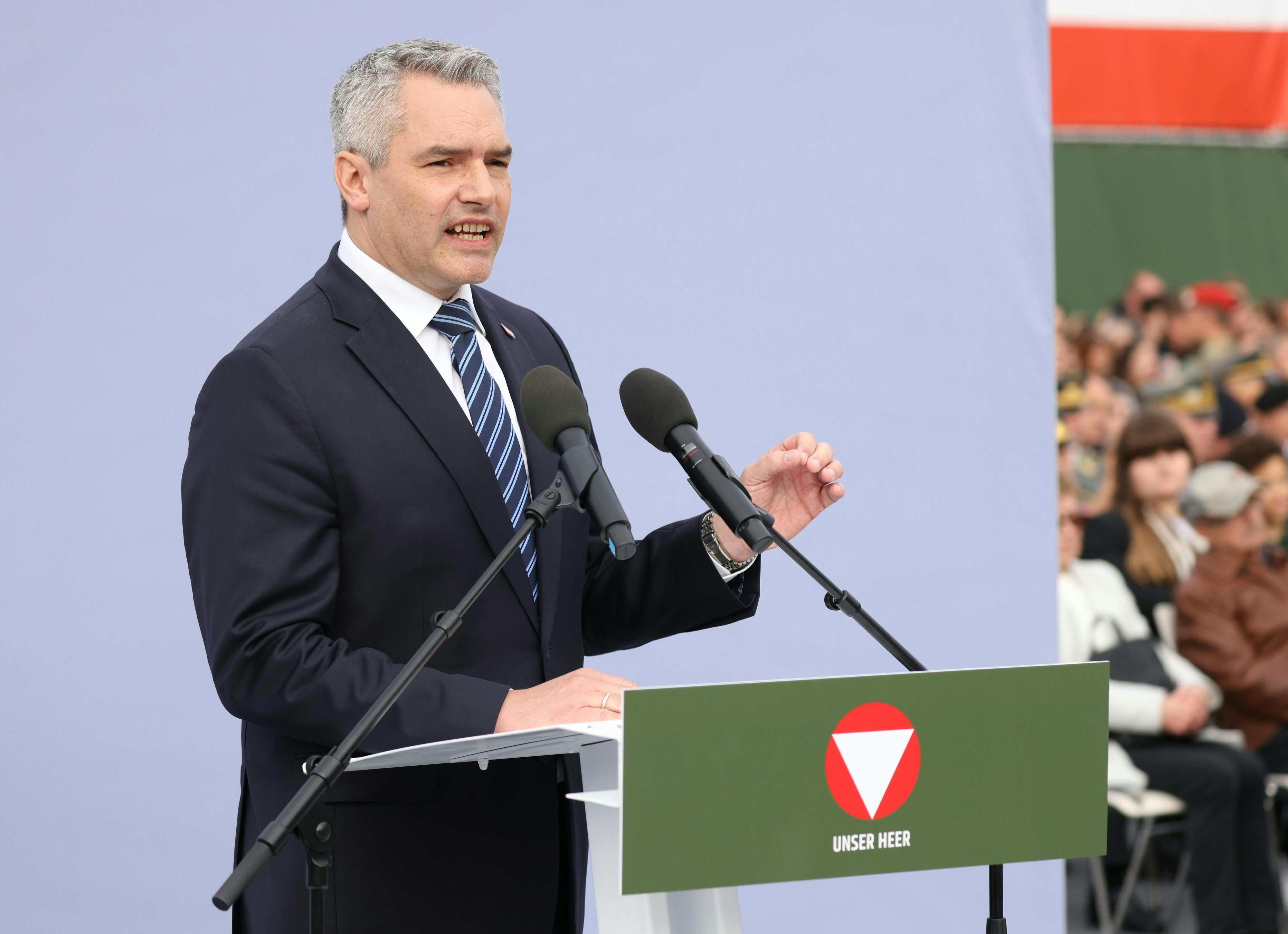 Kanzler Karl Nehammer sprach am Donnerstag bei der Angelobung der Rekruten am Heldenplatz.