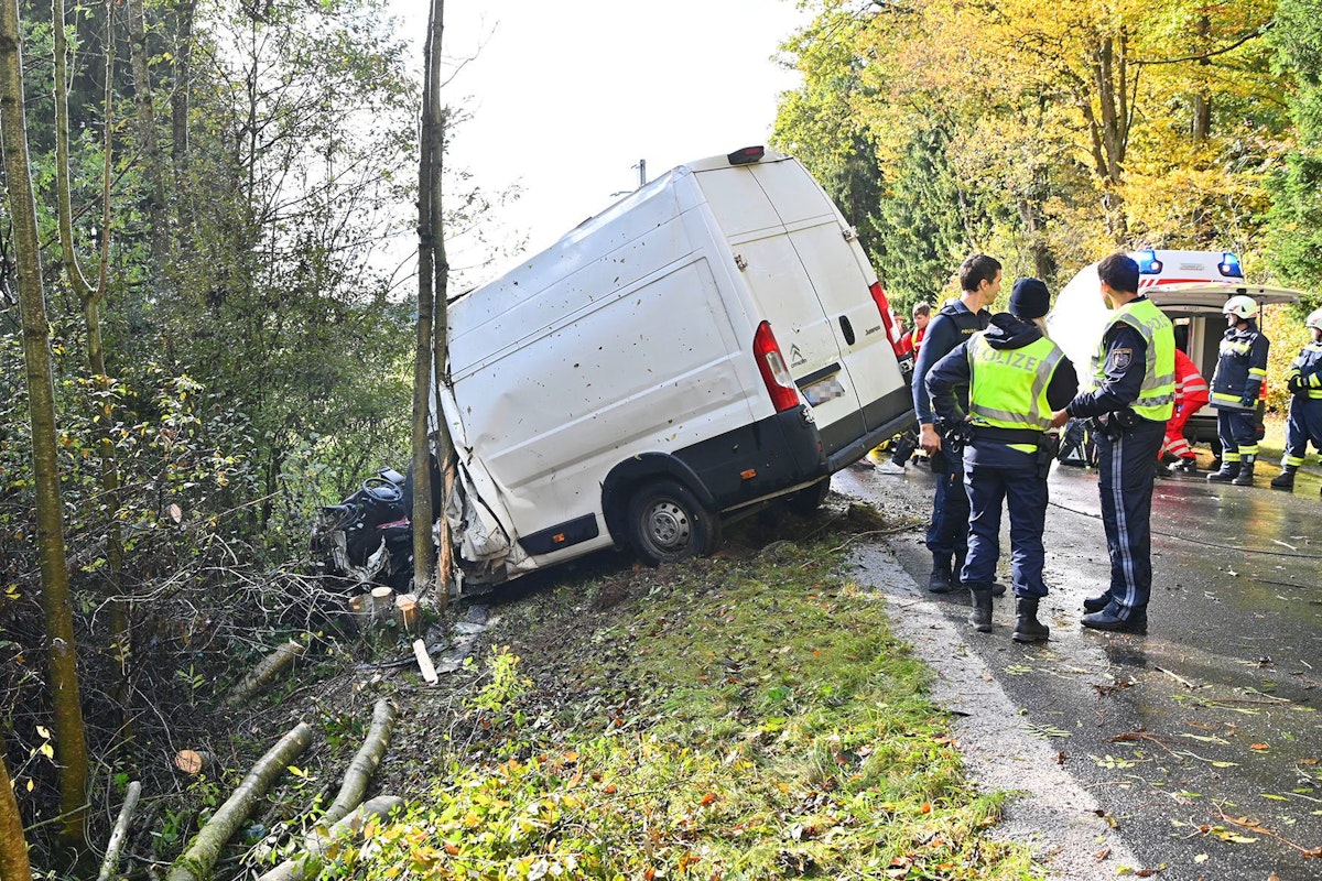 Die Fahrerkabine des Lieferwagens wurde komplett zerstört. 