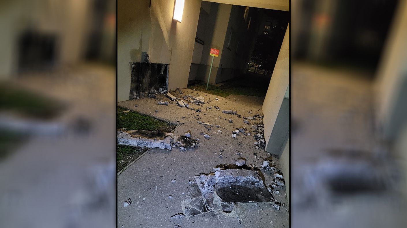 Pyro-Attacke in Wien zerreißt Gemeindebau-Durchgang