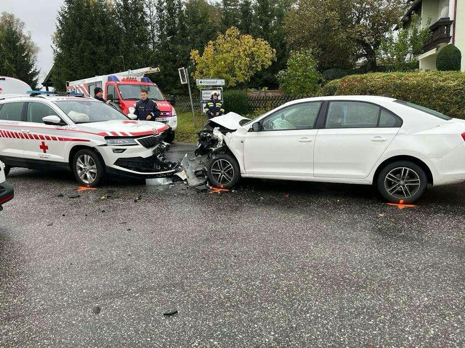 Auto gegen Rettungswagen forderte drei Verletzte