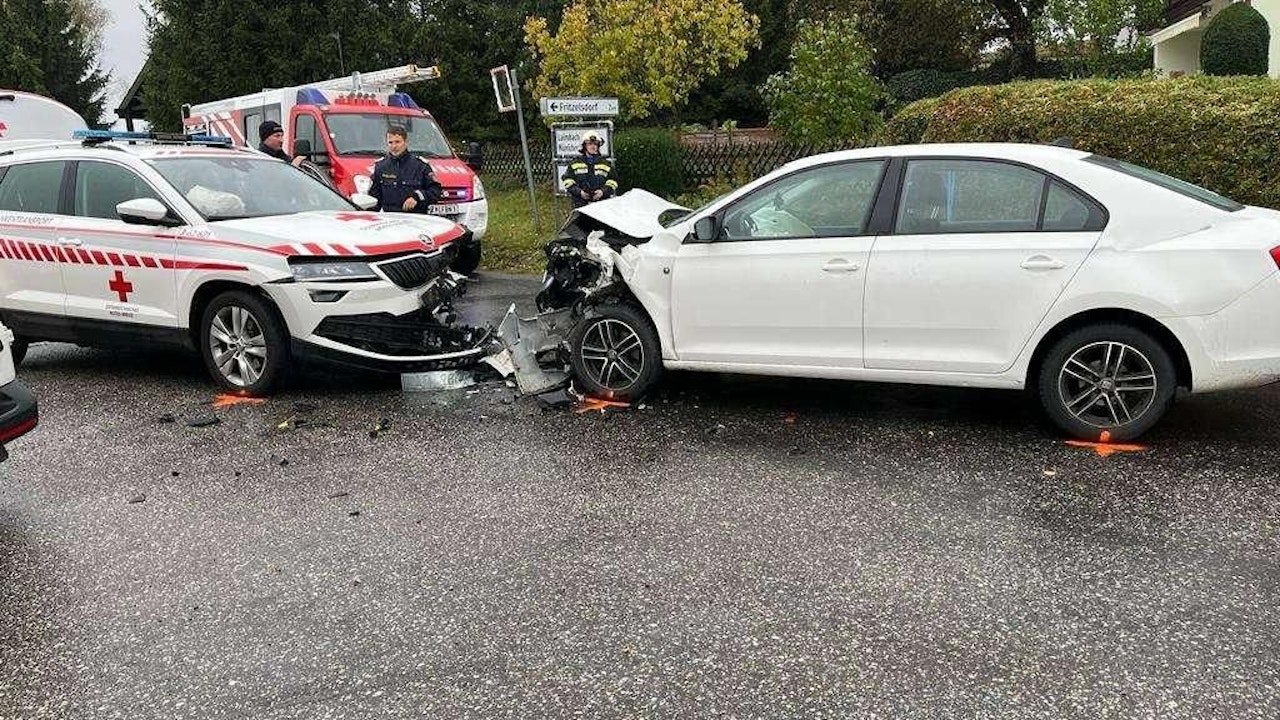 Heute.at - Auto gegen Rettungswagen forderte drei Verletzte