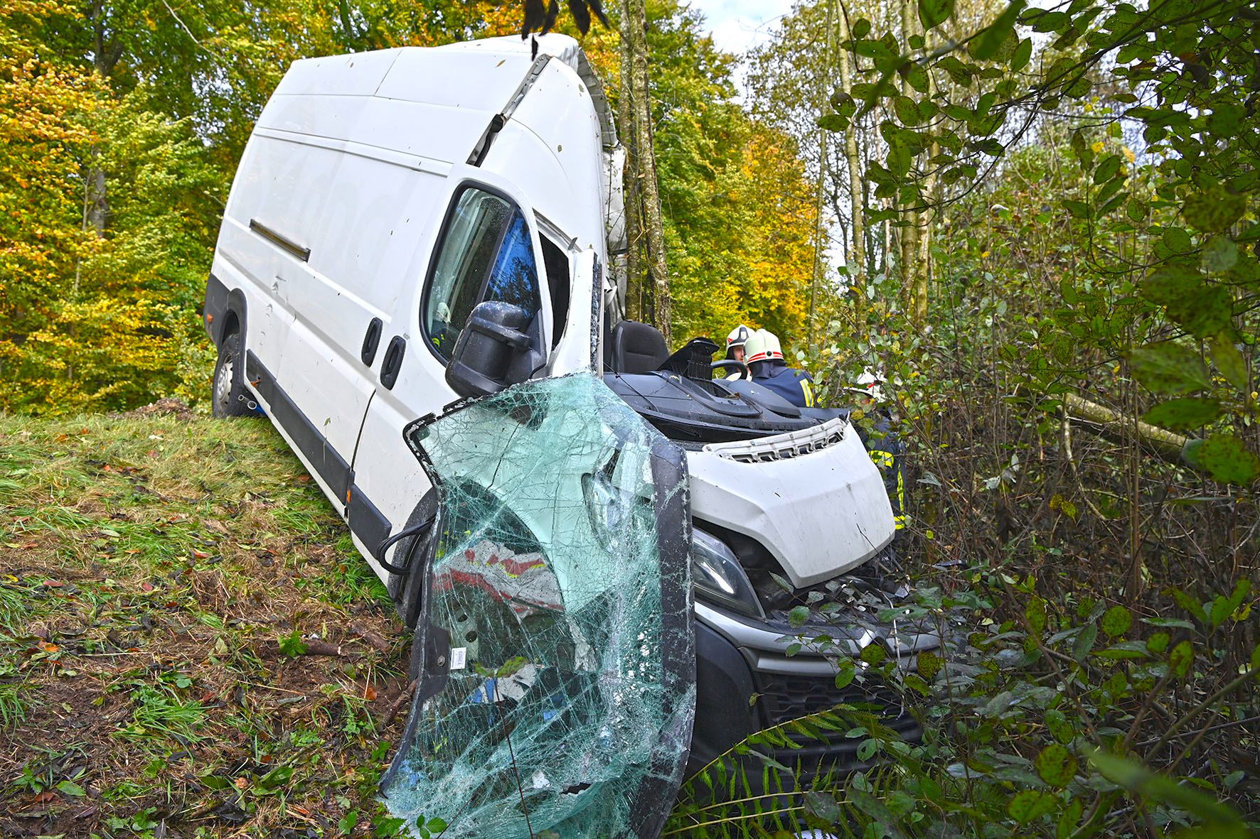 Die Fahrerkabine des Lieferwagens wurde komplett zerstört. 