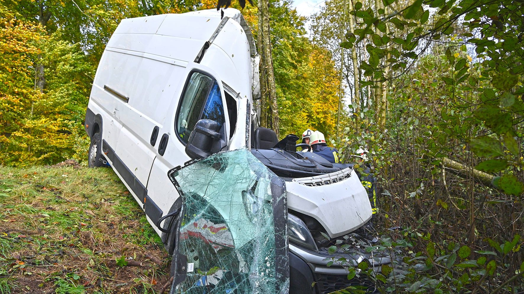 Die Fahrerkabine des Lieferwagens wurde komplett zerstört. 