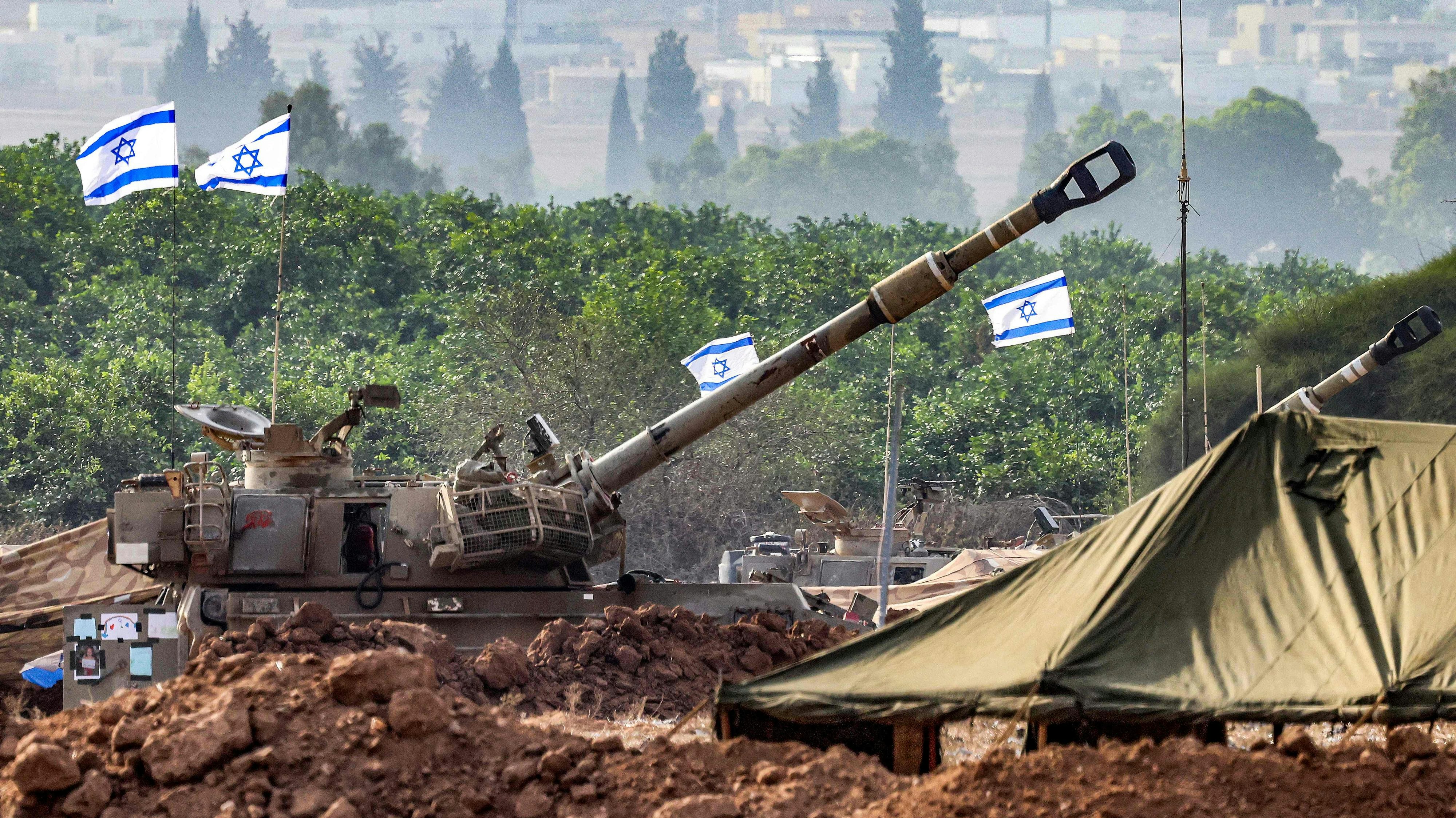 Download von www.picturedesk.com am 27.10.2023 (10:22).  An Israeli army M109 155mm self-propelled howitzer is deployed at a position along the border with the Gaza Strip near Sderot in southern Israel on October 27, 2023 amid ongoing battles between Israel and the Palestinian Hamas movement. (Photo by Jack Guez / AFP) - 20231027_PD1159 - Rechteinfo: Rights Managed (RM) Nur für redaktionelle Nutzung! Werbliche Nutzung erfordert Freigabe: bitte schicken Sie uns eine Anfrage.