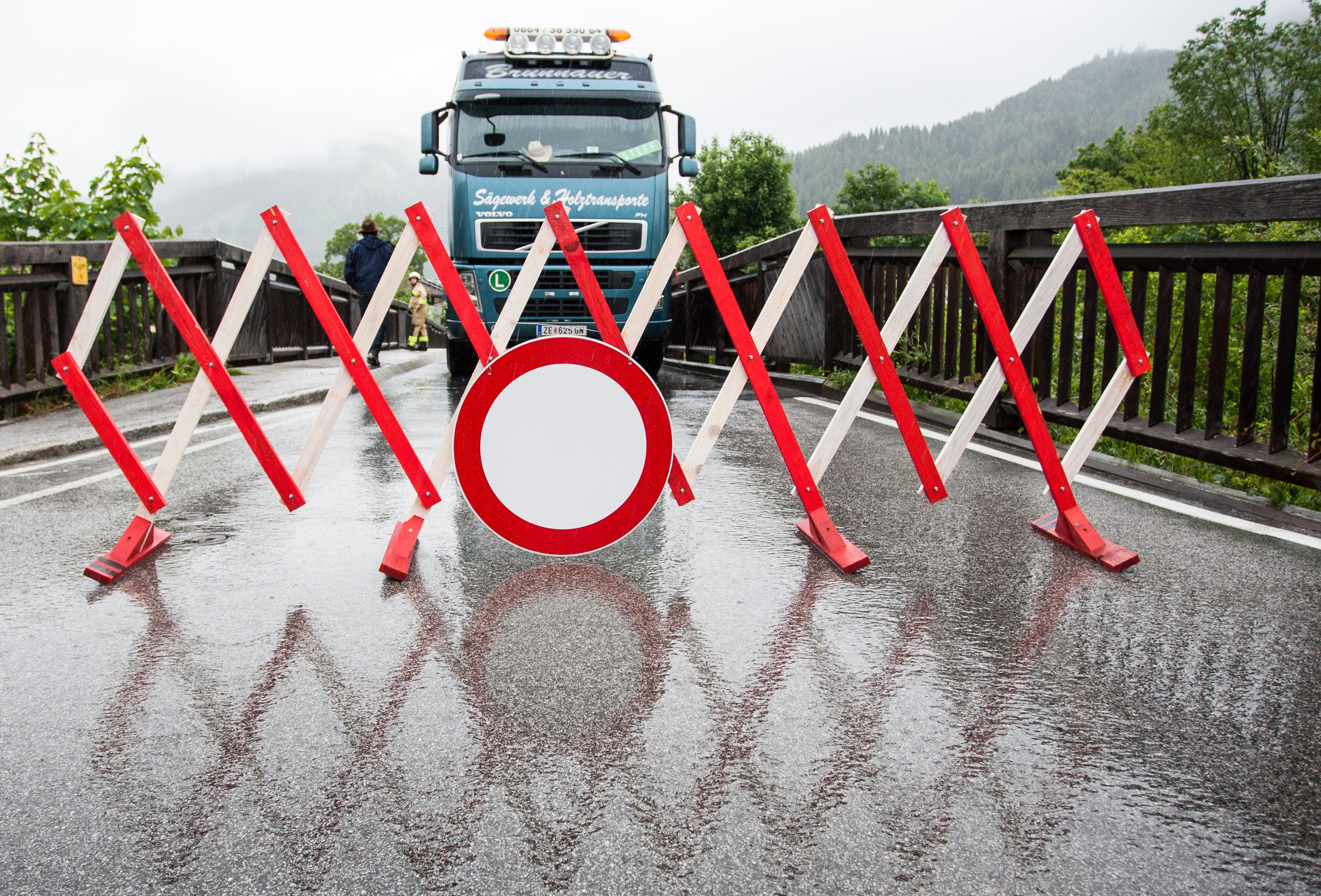 Murenabgänge haben zu Straßensperren geführt. Symbolbild.