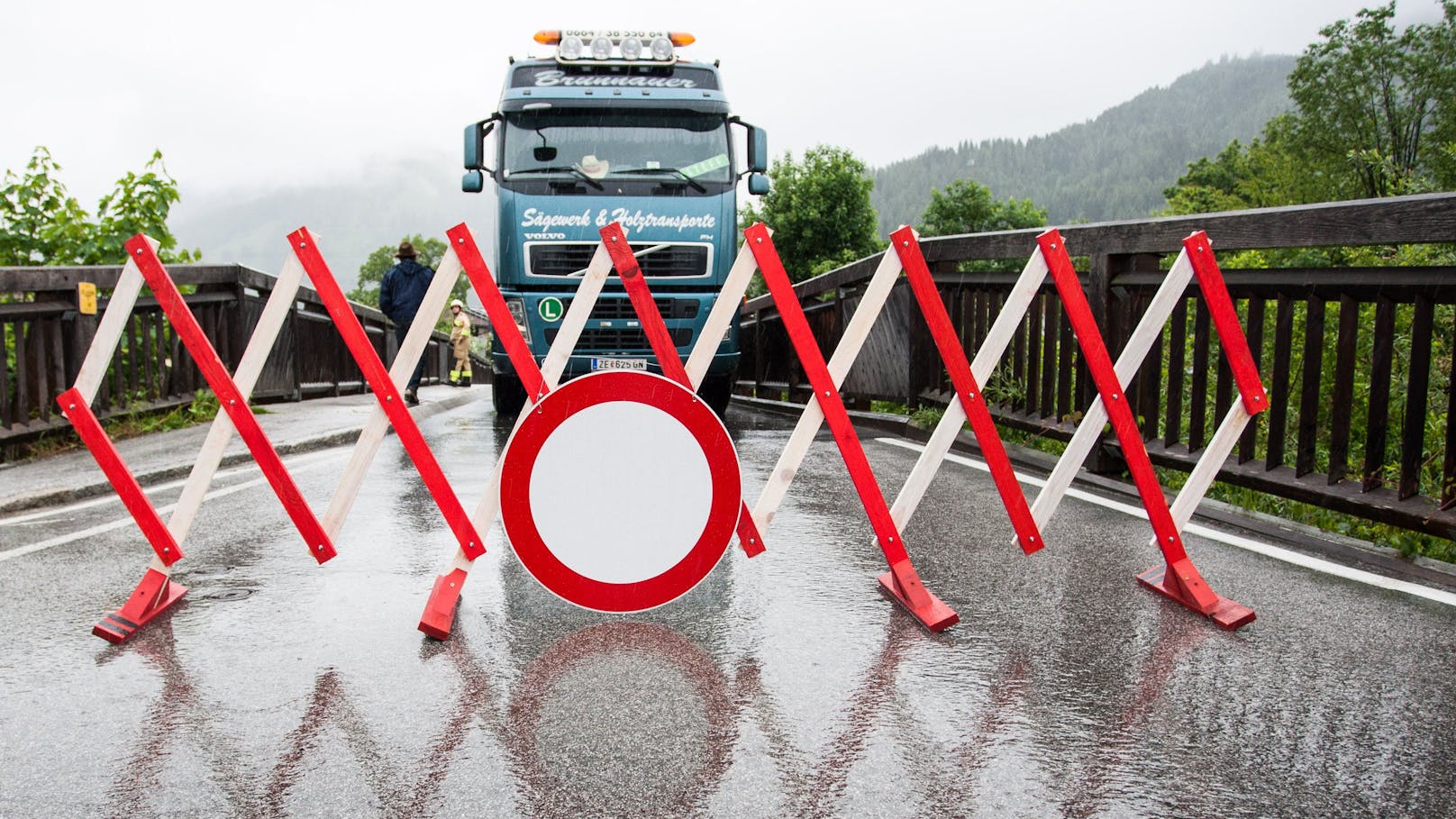 Dauerregen überschwemmt Straßen in Kärnten