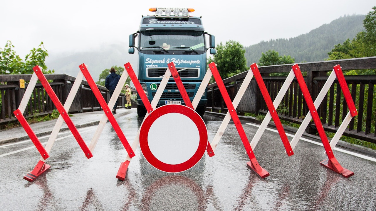 Heute.at - Dauerregen überschwemmt Straßen in Kärnten