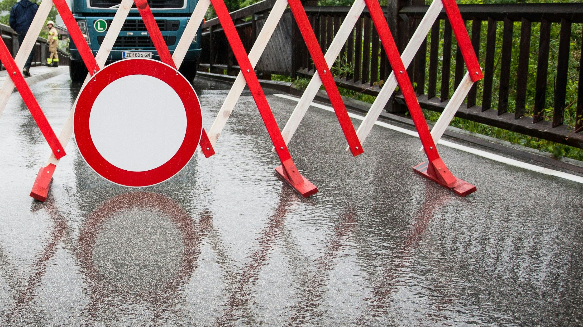 Heute.at - Unwetter wütet – Zugstrecke und Straße gesperrt