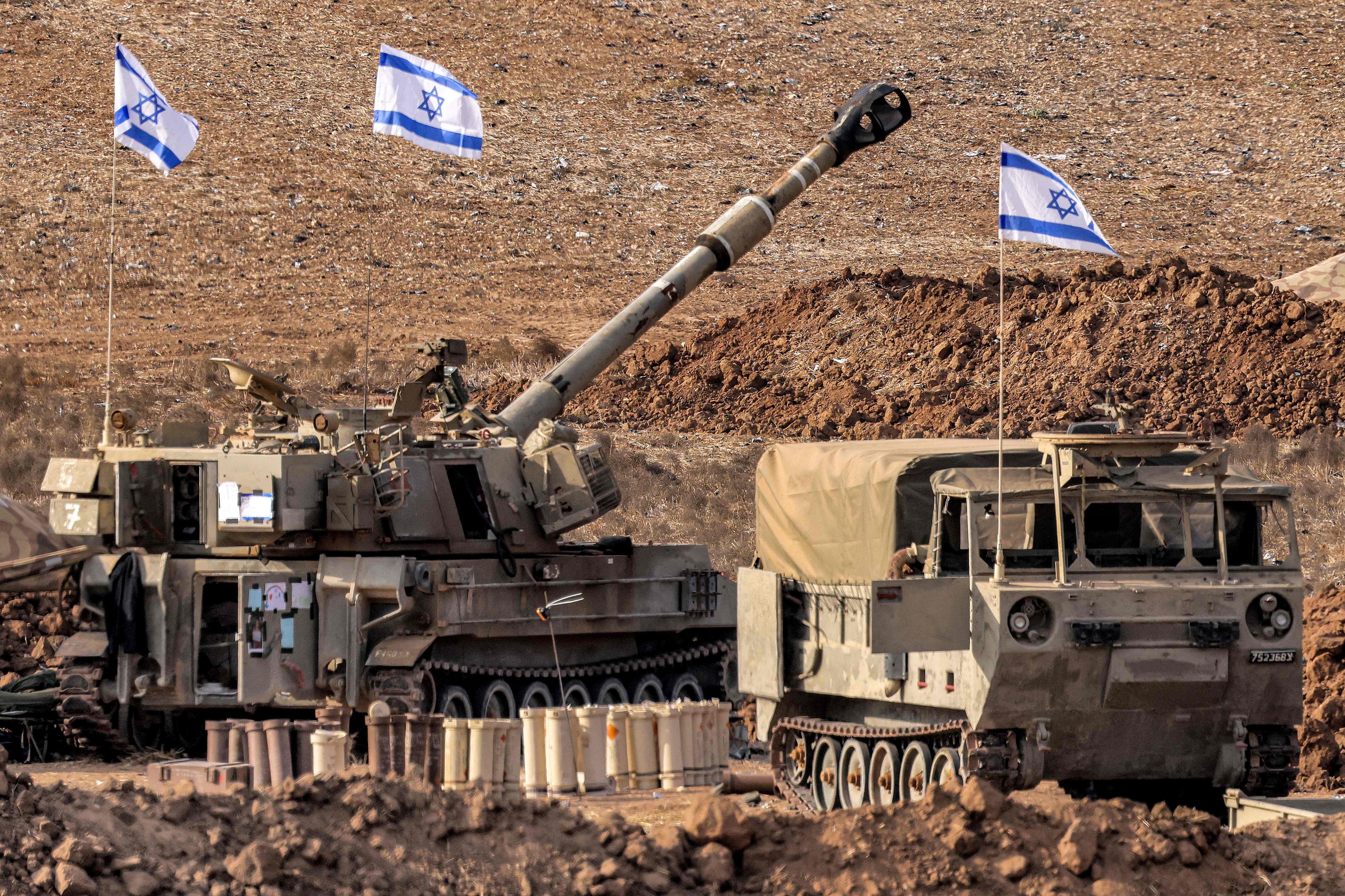 Israelische Panzer an der Grenze zum Gazastreifen in der Nähe von Sderot im Süden Israels.
