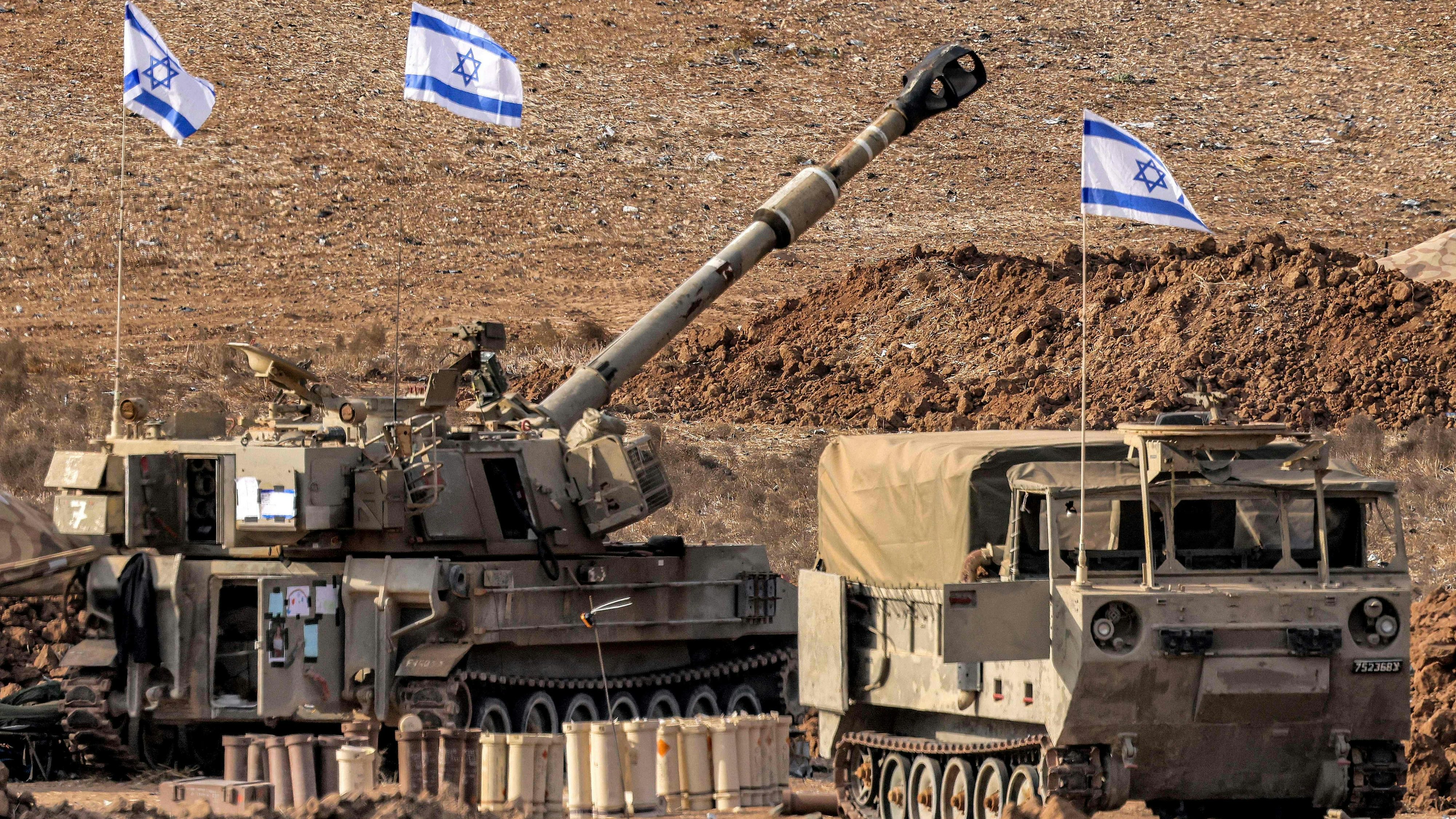 Download von www.picturedesk.com am 27.10.2023 (10:21).  An Israeli army M109 155mm self-propelled howitzer is deployed at a position along the border with the Gaza Strip near Sderot in southern Israel on October 27, 2023 amid ongoing battles between Israel and the Palestinian Hamas movement. (Photo by Jack Guez / AFP) - 20231027_PD1158 - Rechteinfo: Rights Managed (RM) Nur für redaktionelle Nutzung! Werbliche Nutzung erfordert Freigabe: bitte schicken Sie uns eine Anfrage.