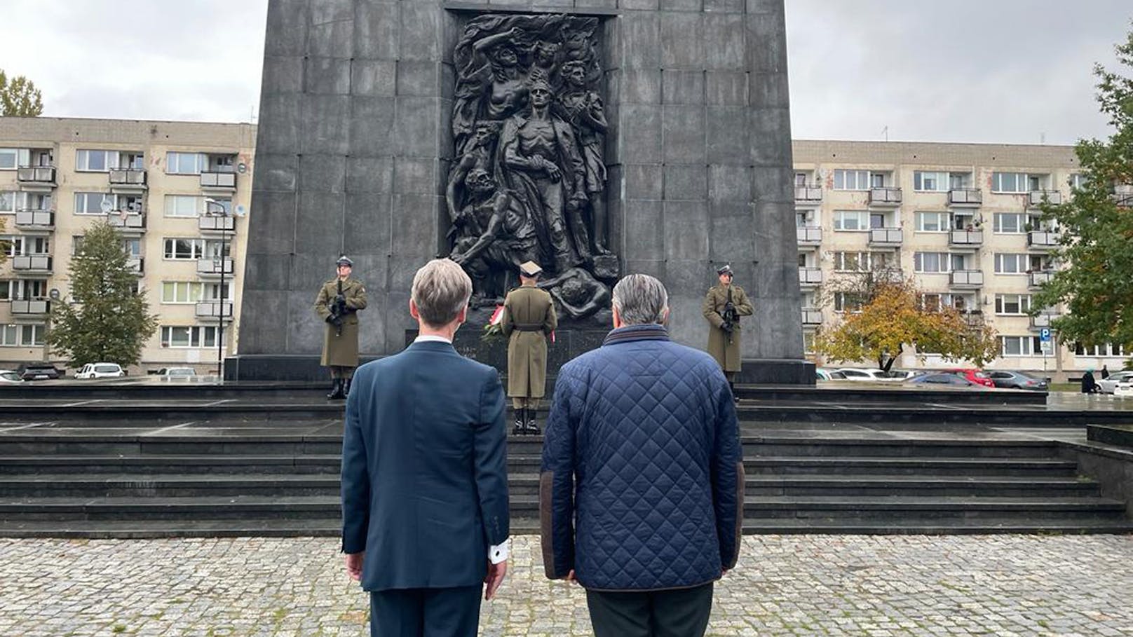 Landeshauptmann Hans Peter Doskozil und Botschafter Andreas Stadler bei der Kranzniederlegung vor dem Warschauer Ghetto-Ehrenmal.