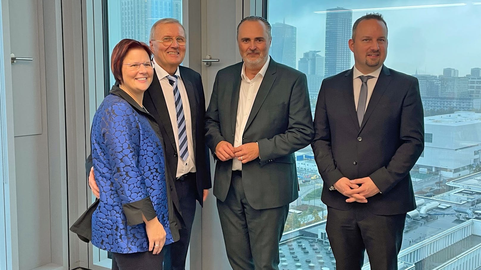 Hans Peter Doskozil (3.v.l.) mit Elisabeth Bauer (l.) und Johannes Bauer (r.) aus dem Management des Projektentwicklers "S+B Gruppe" unter der Leitung des Eisenstädters Franz Paul Bauer (2.v.l.).