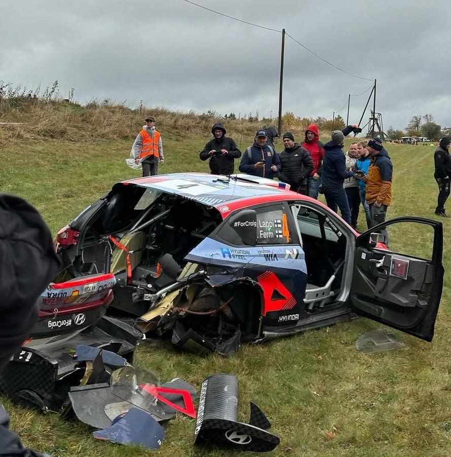 Esapekka Lappi ist in seinem Hyundai schwer verunfallt.