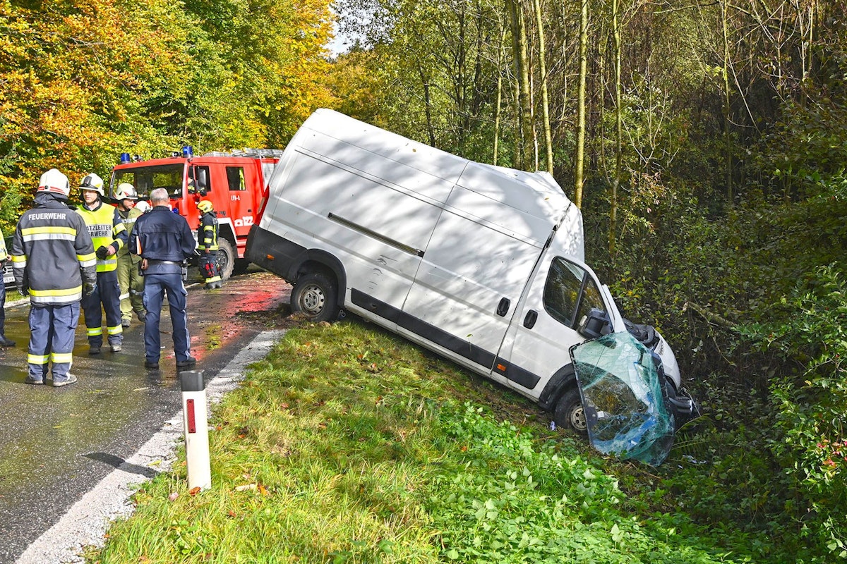 Die Fahrerkabine des Lieferwagens wurde komplett zerstört. 