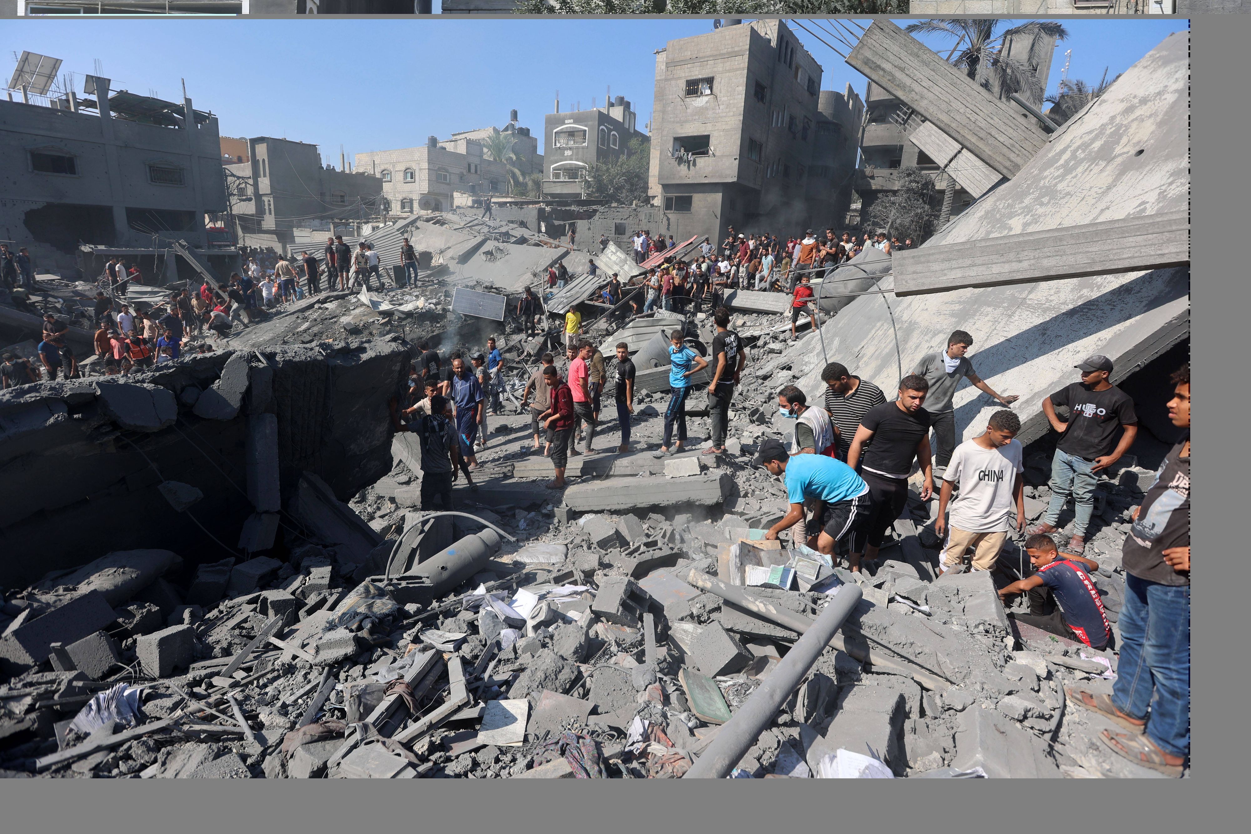 Palästinenser suchen unter den Trümmern nach Überlebenden eines israelischen Luftangriffs in Chan Yunis im südlichen Gazastreifen am 26. Oktober 2023.