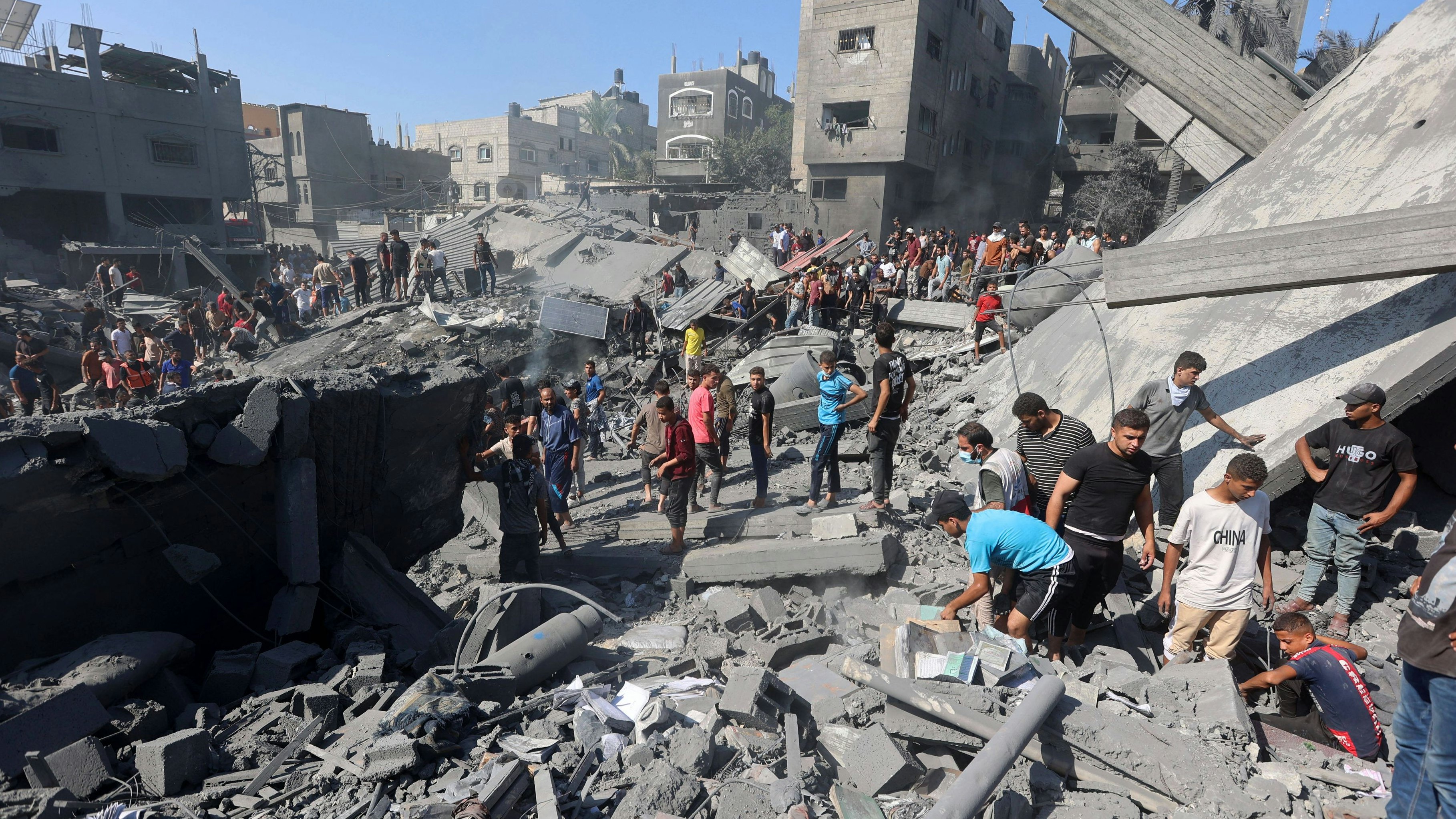 Palästinenser suchen unter den Trümmern nach Überlebenden eines israelischen Luftangriffs in Chan Yunis im südlichen Gazastreifen am 26. Oktober 2023.