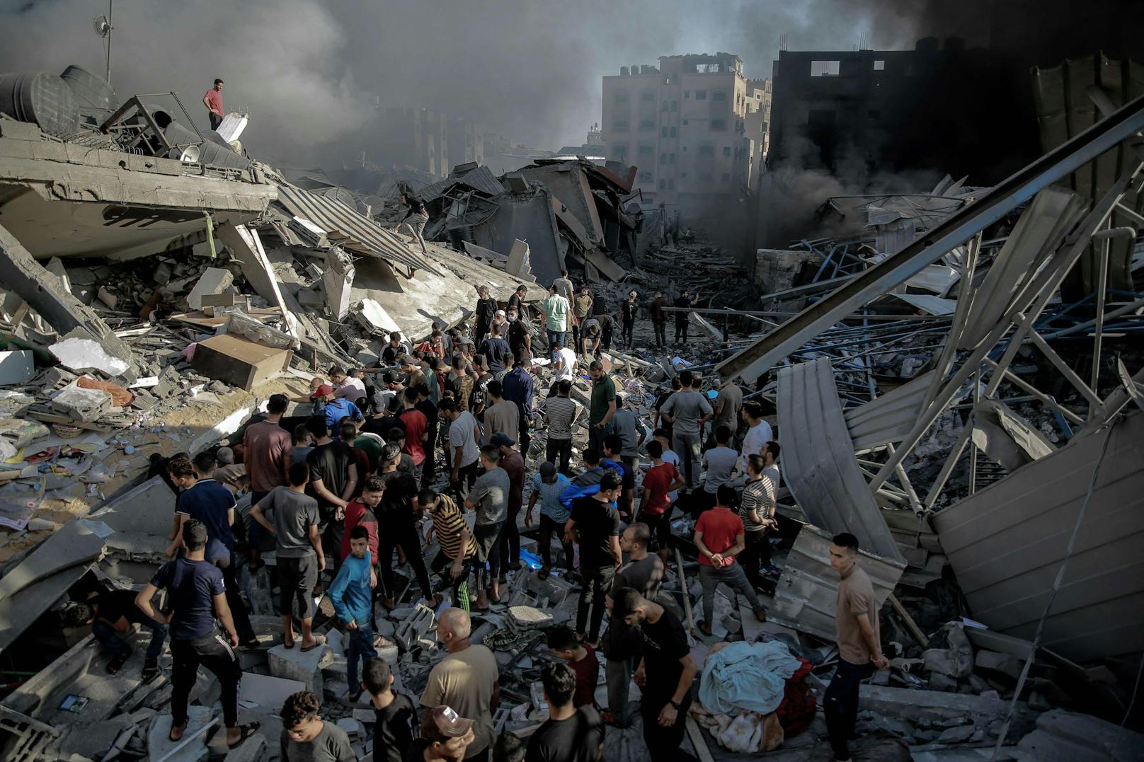 Am Donnerstag hatte die Hamas erklärt, rund 50 Geiseln seien bei israelischen Luftangriffen auf den Gazastreifen getötet worden.