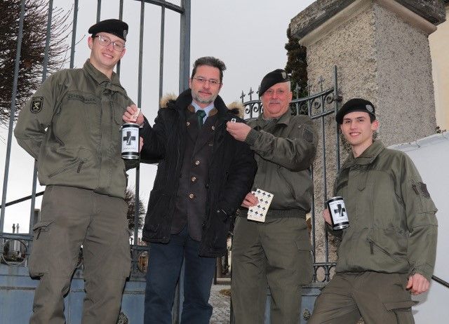 Das ÖSK finanziert sich zum Großteil aus Spenden, die durch die jährlichen Sammlungen zu Allerheiligen und Allerseelen auf den Friedhöfen aufgebracht werden.