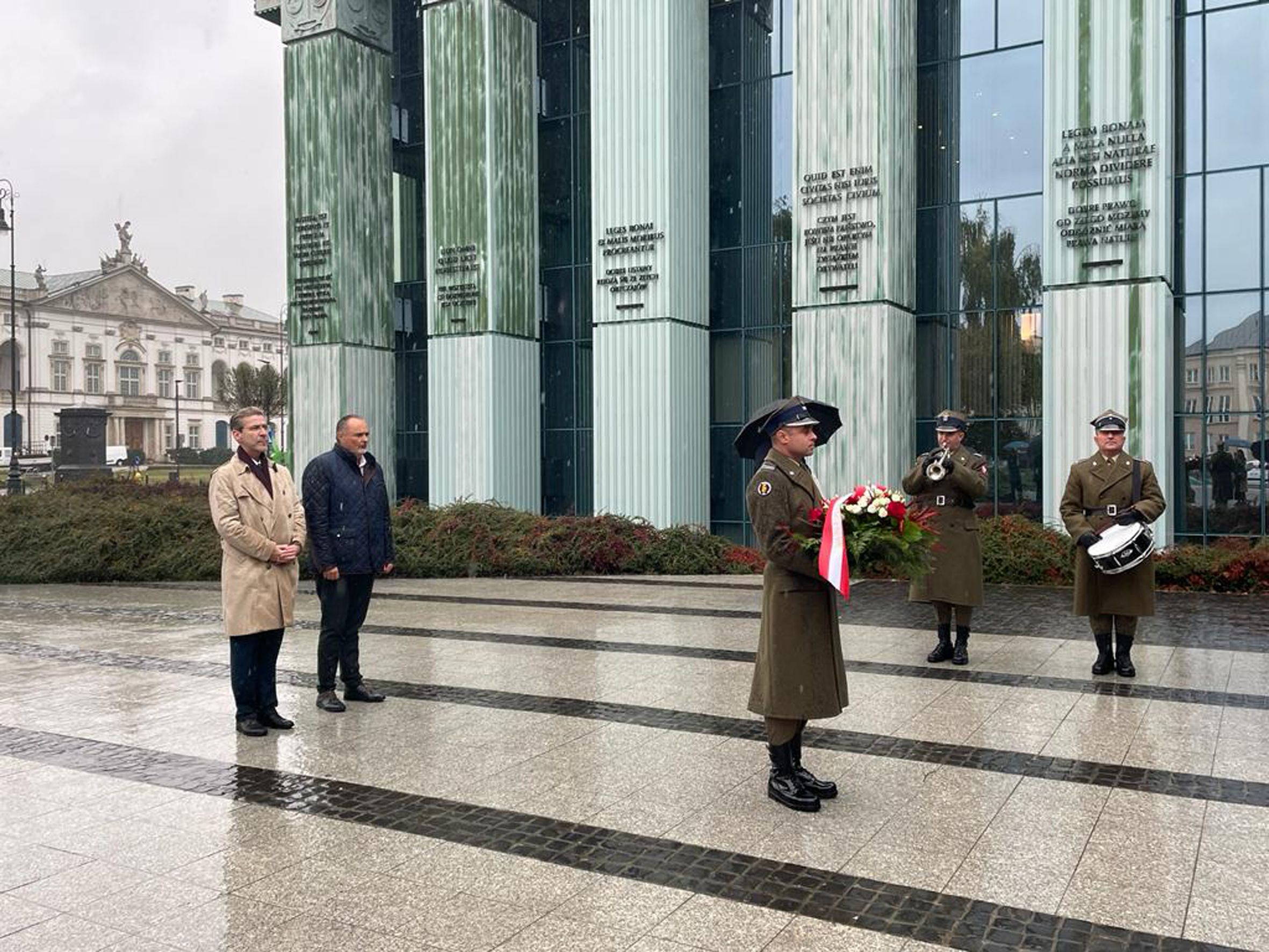 Landeshauptmann Hans Peter Doskozil und Botschafter Andreas Stadler bei der Kranzniederlegung am Denkmal des Warschauer Aufstandes.