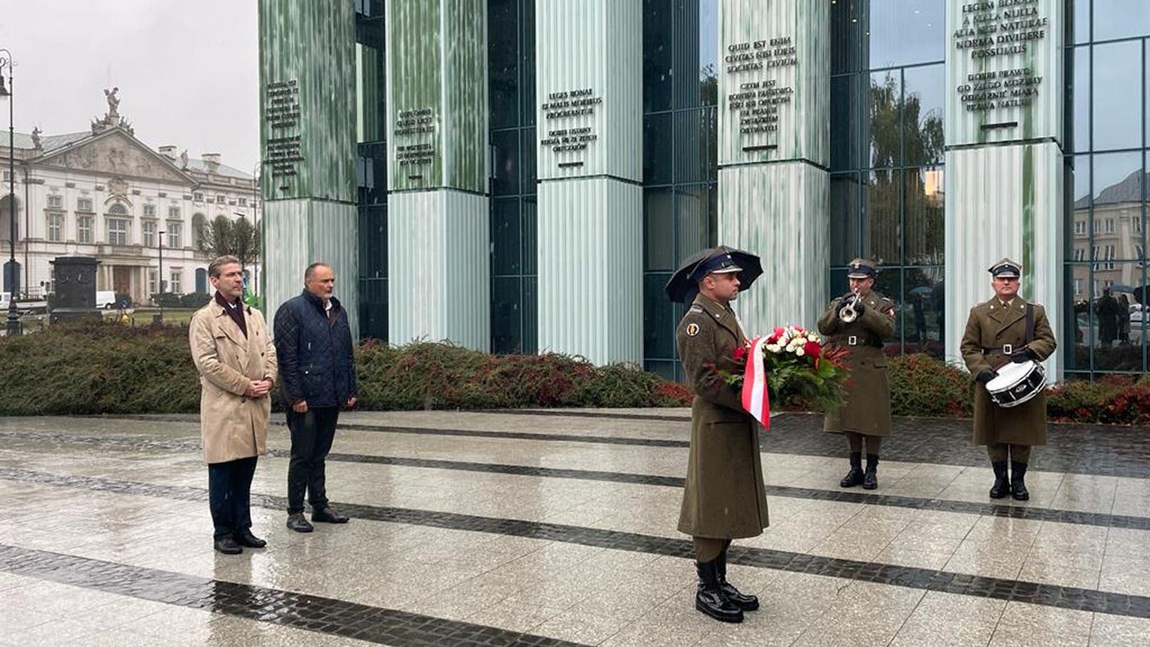 Hans Peter Doskozil und Andreas Stadler bei der Kranzniederlegung am Denkmal des Warschauer Aufstandes.