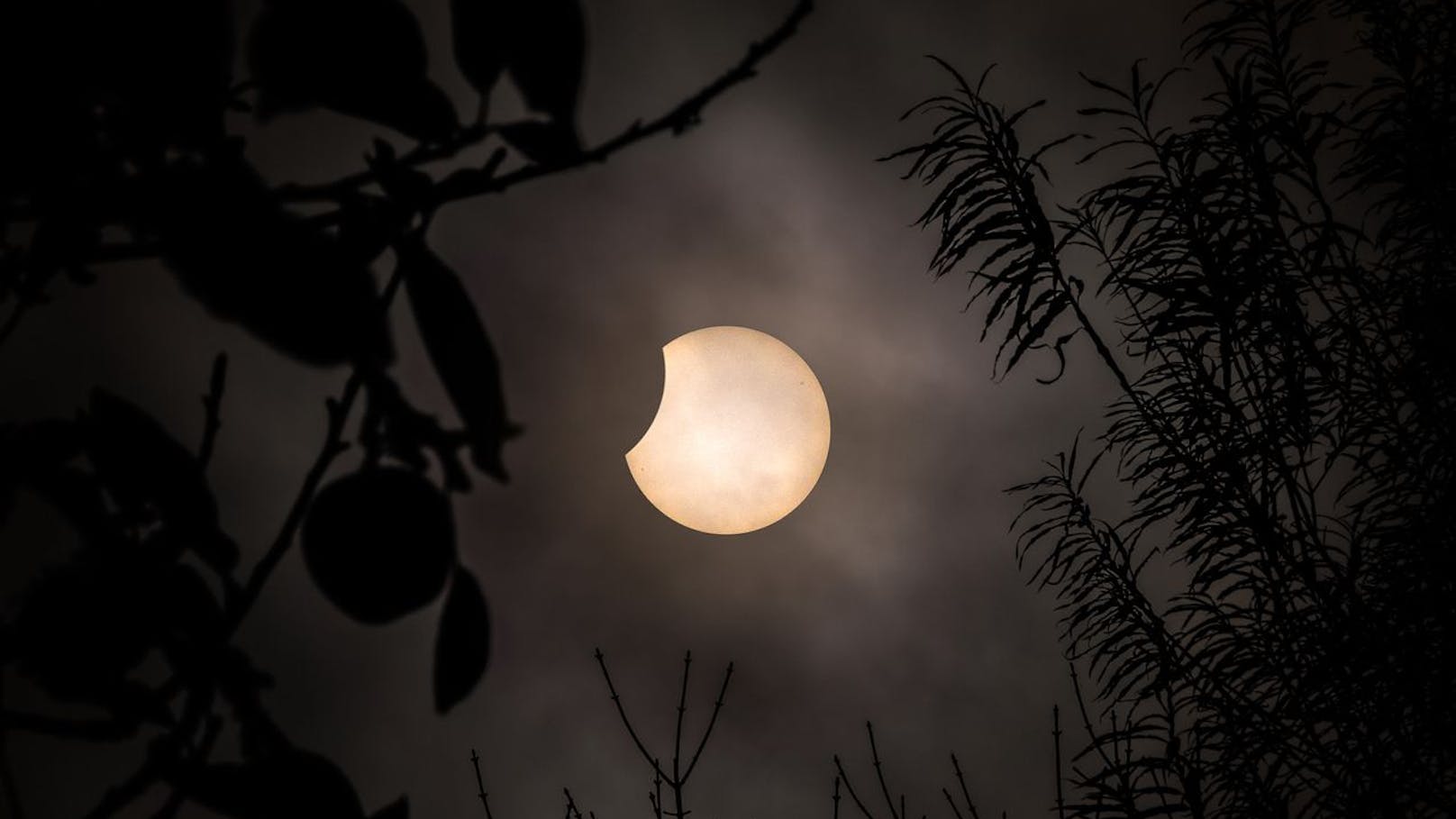 In der Nacht verschwindet ein kleiner Teil des Mondes