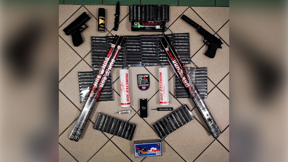 Diese Gegenstände und Waffen wurden beim Pyrotechnikschwerpunkt der Floridsdorfer Polizei sichergestellt.