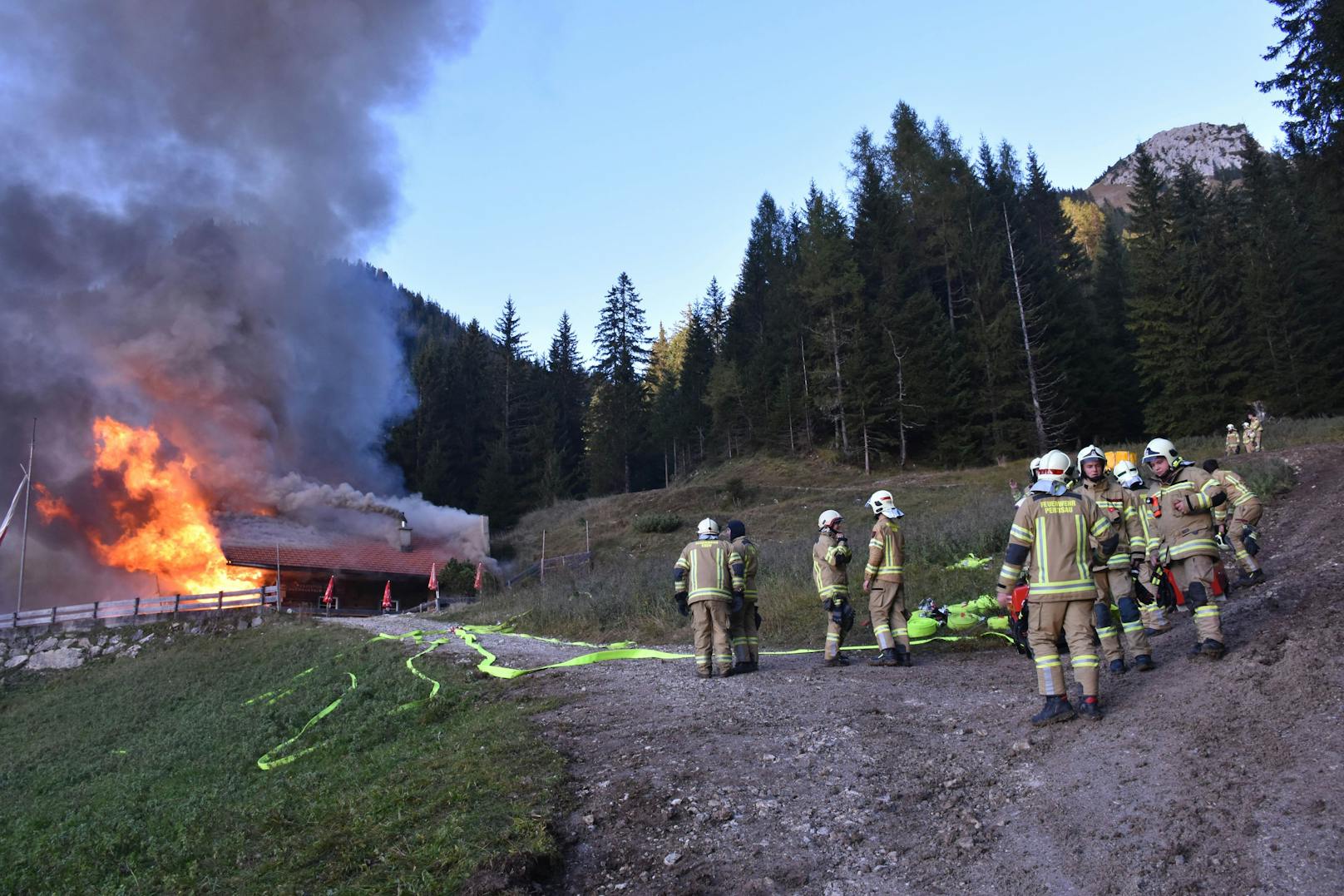 Ein Großbrand hat die Buchauer Alm in Maurach am Achensee (T) am 27. Oktober 2023 vollständig zerstört.