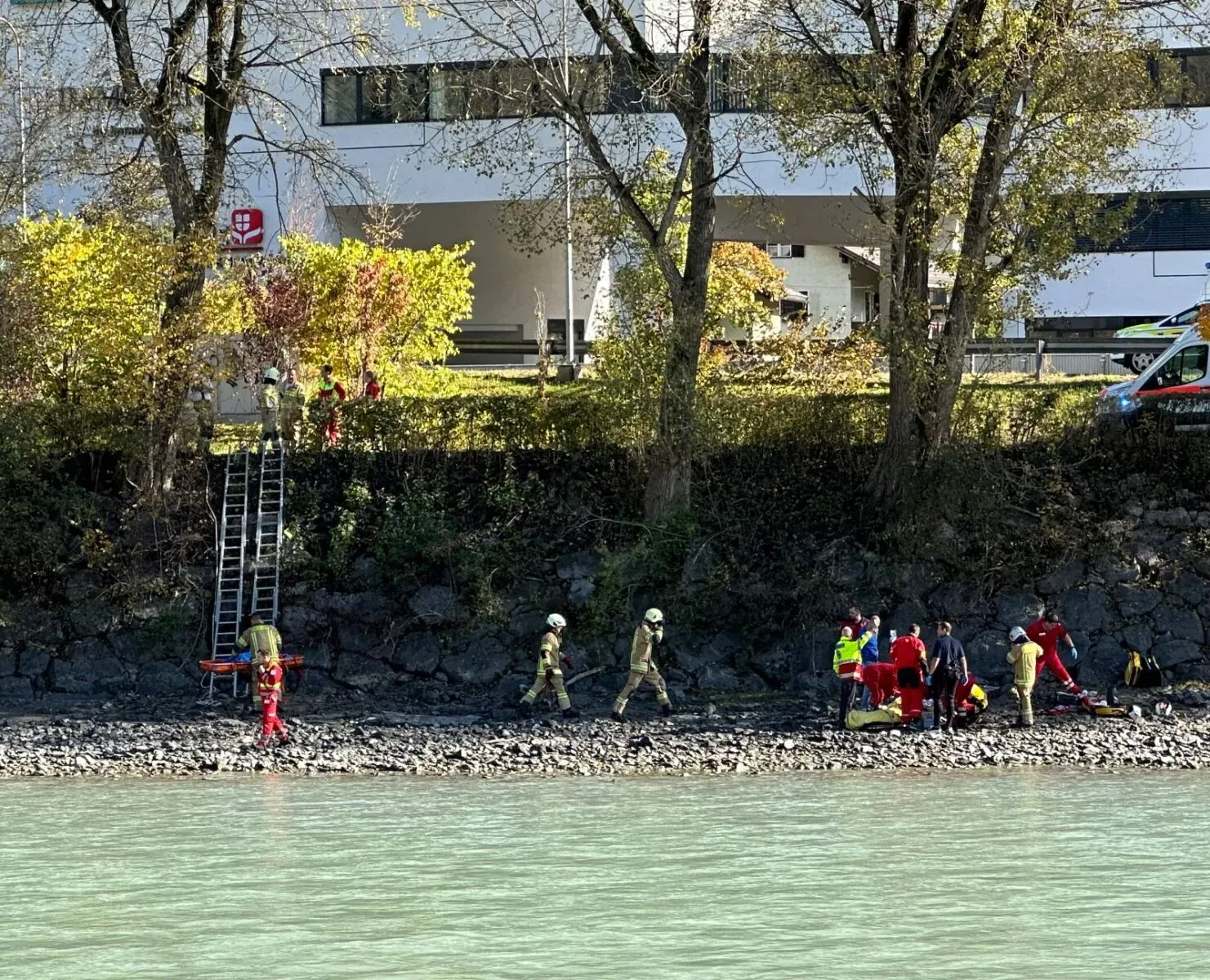 Rettungstaucher konnten die Mutter und ihr Kind an Land bringen.
