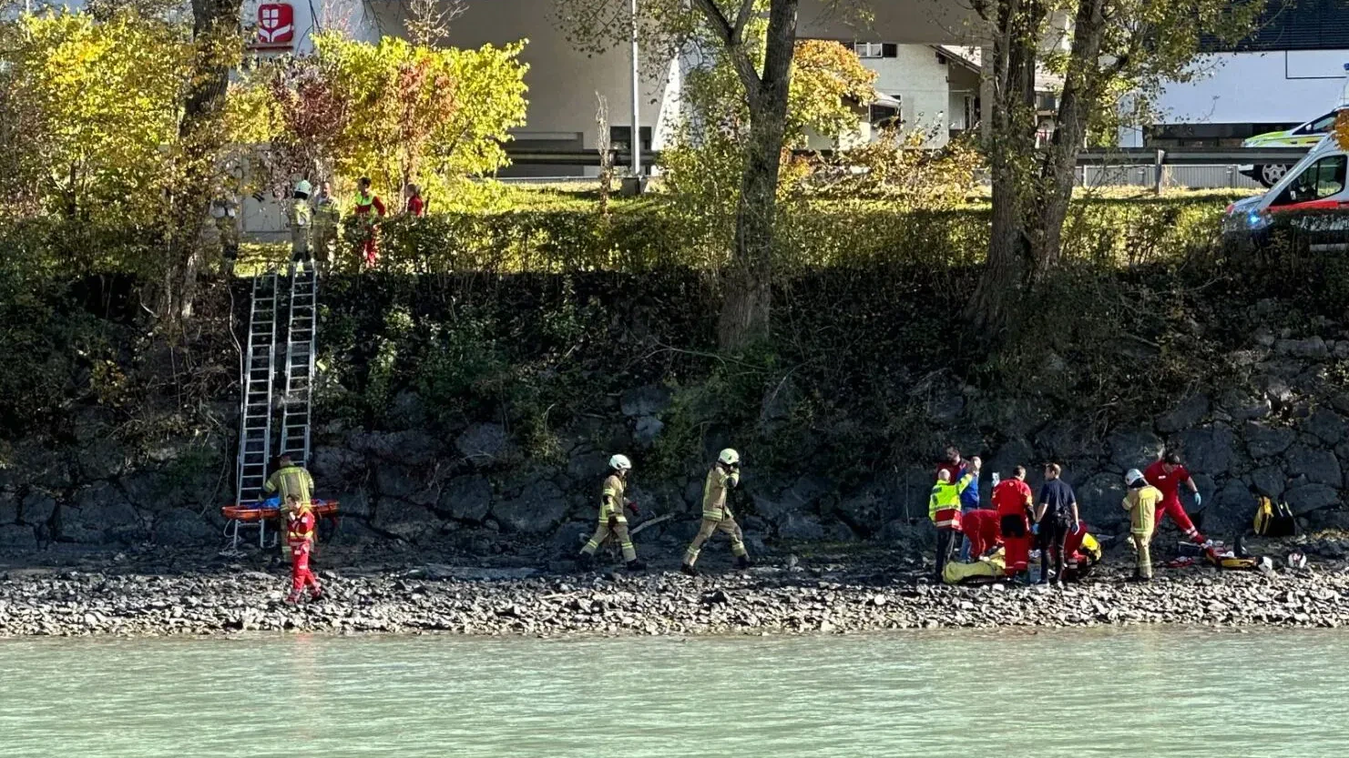 Rettungstaucher konnten die Mutter und ihr Kind an Land bringen.