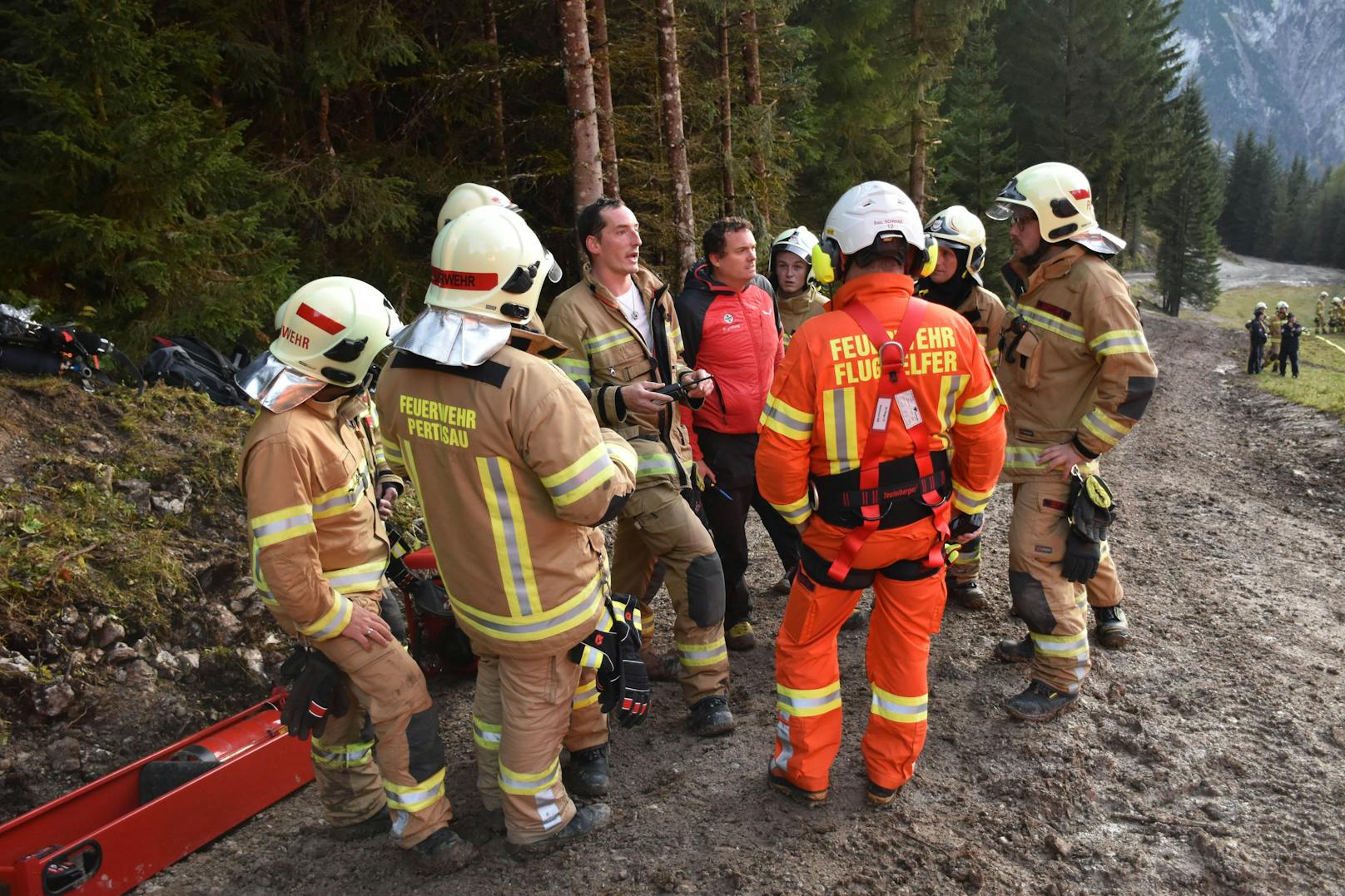 Ein Großbrand hat die Buchauer Alm in Maurach am Achensee (T) am 27. Oktober 2023 vollständig zerstört.