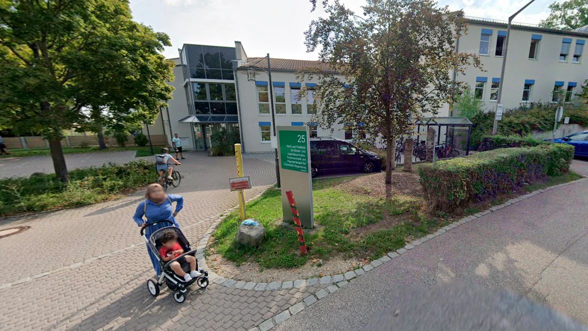 Blick auf den Zugang zur Klinik für Kinder- und Jugendpsychiatrie in Regensburg.