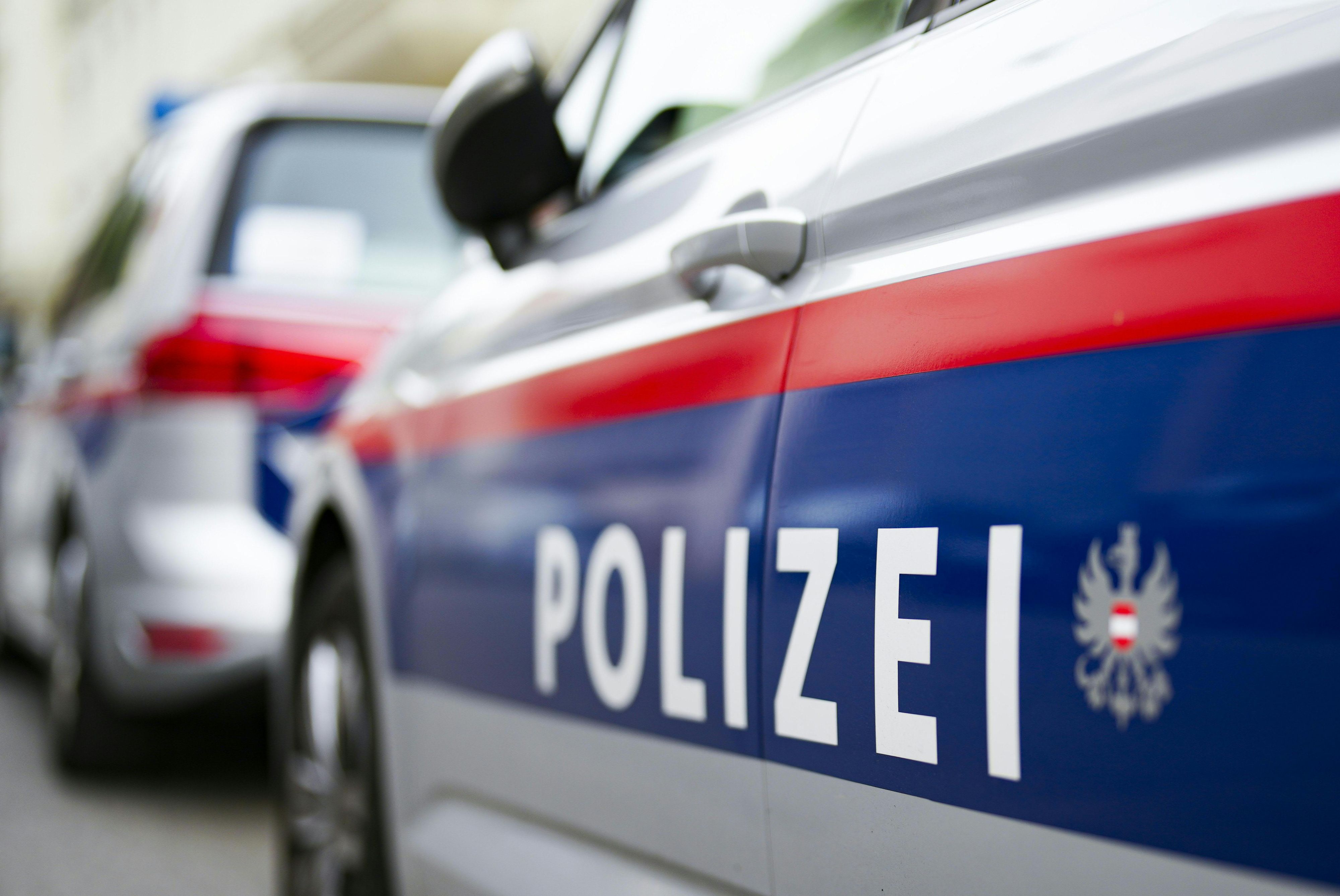 Mann Randaliert In Lokal Und Verletzt Drei Polizisten | Heute.at