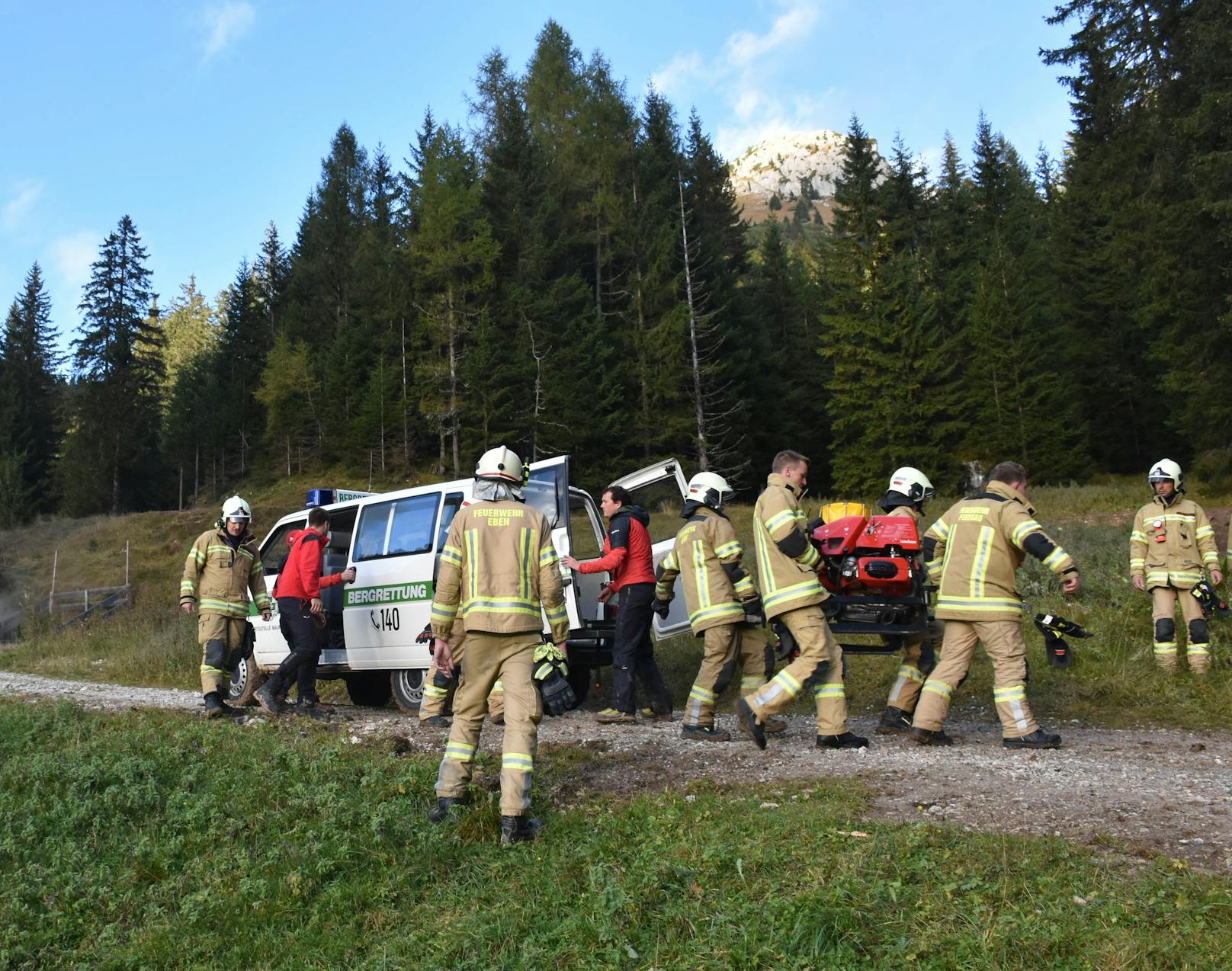 Ein Großbrand hat die Buchauer Alm in Maurach am Achensee (T) am 27. Oktober 2023 vollständig zerstört.