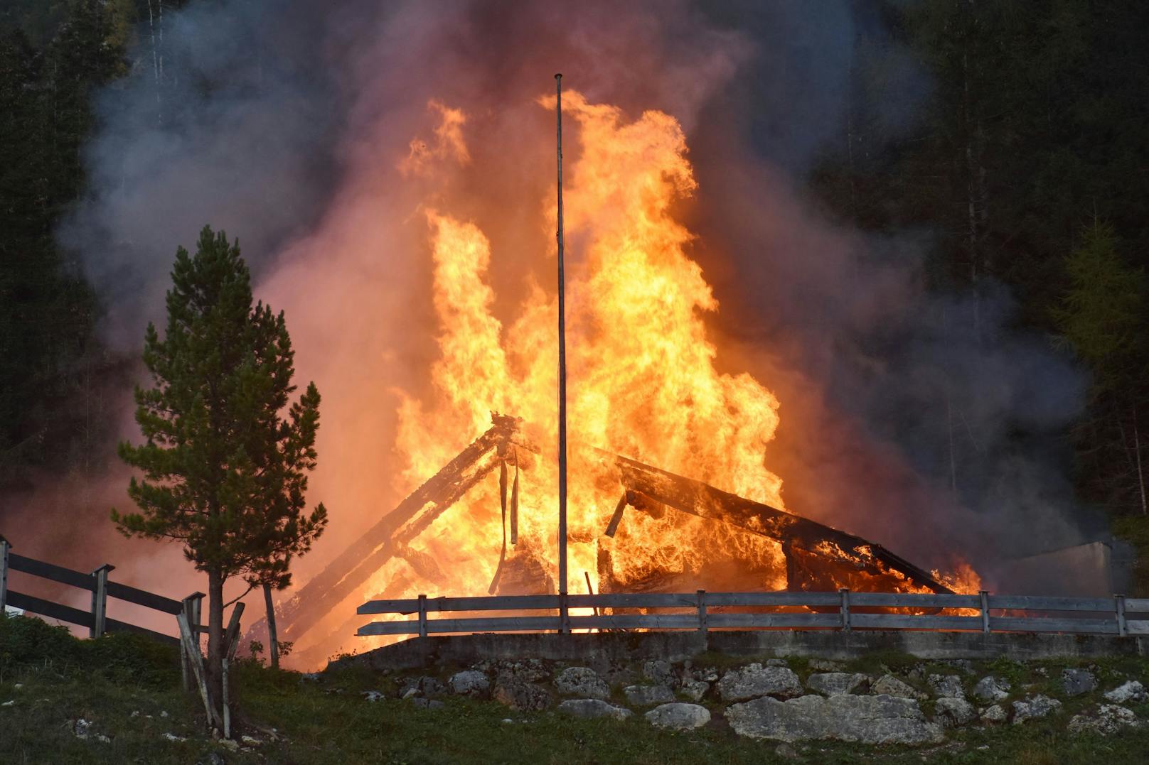 Ein Großbrand hat die Buchauer Alm in Maurach am Achensee (T) am 27. Oktober 2023 vollständig zerstört.