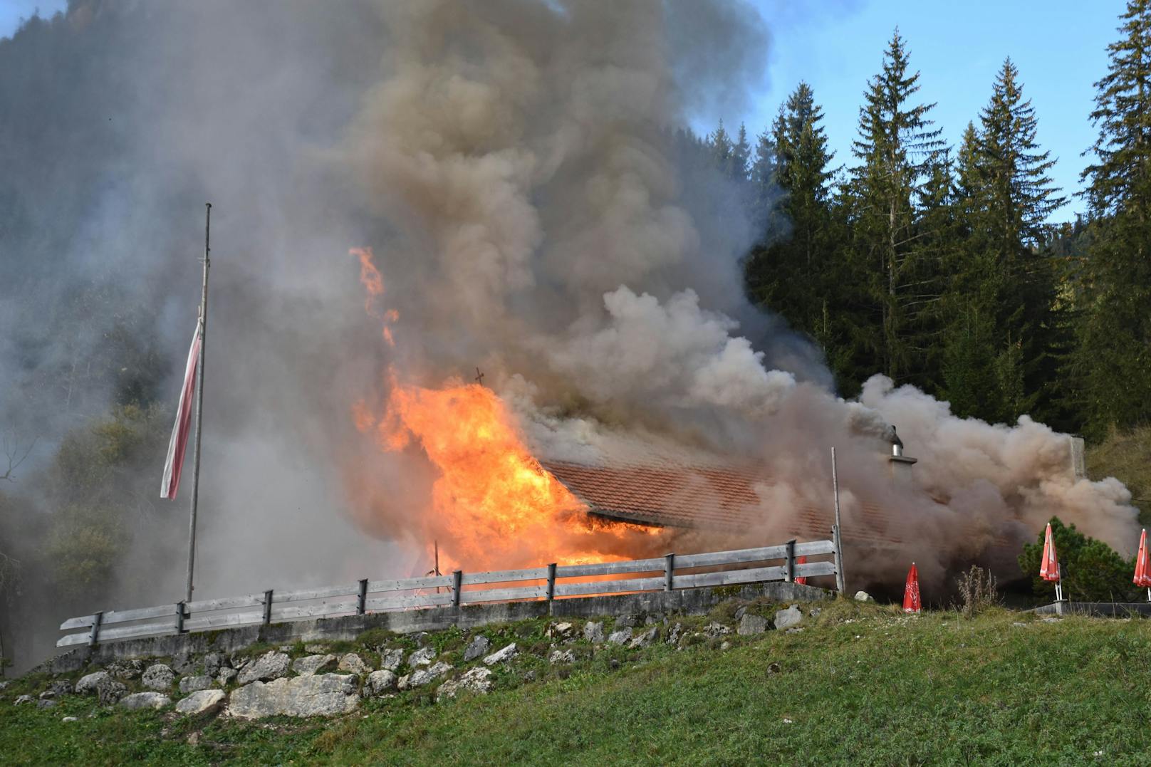 Ein Großbrand hat die Buchauer Alm in Maurach am Achensee (T) am 27. Oktober 2023 vollständig zerstört.