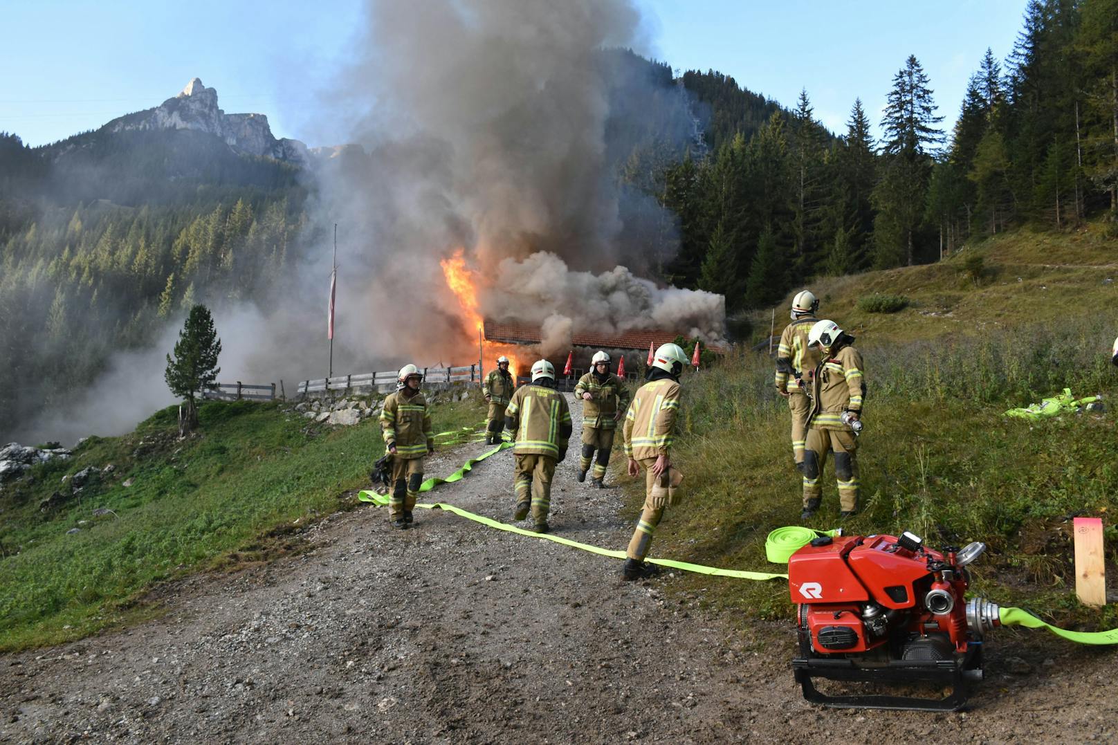 Ein Großbrand hat die Buchauer Alm in Maurach am Achensee (T) am 27. Oktober 2023 vollständig zerstört.