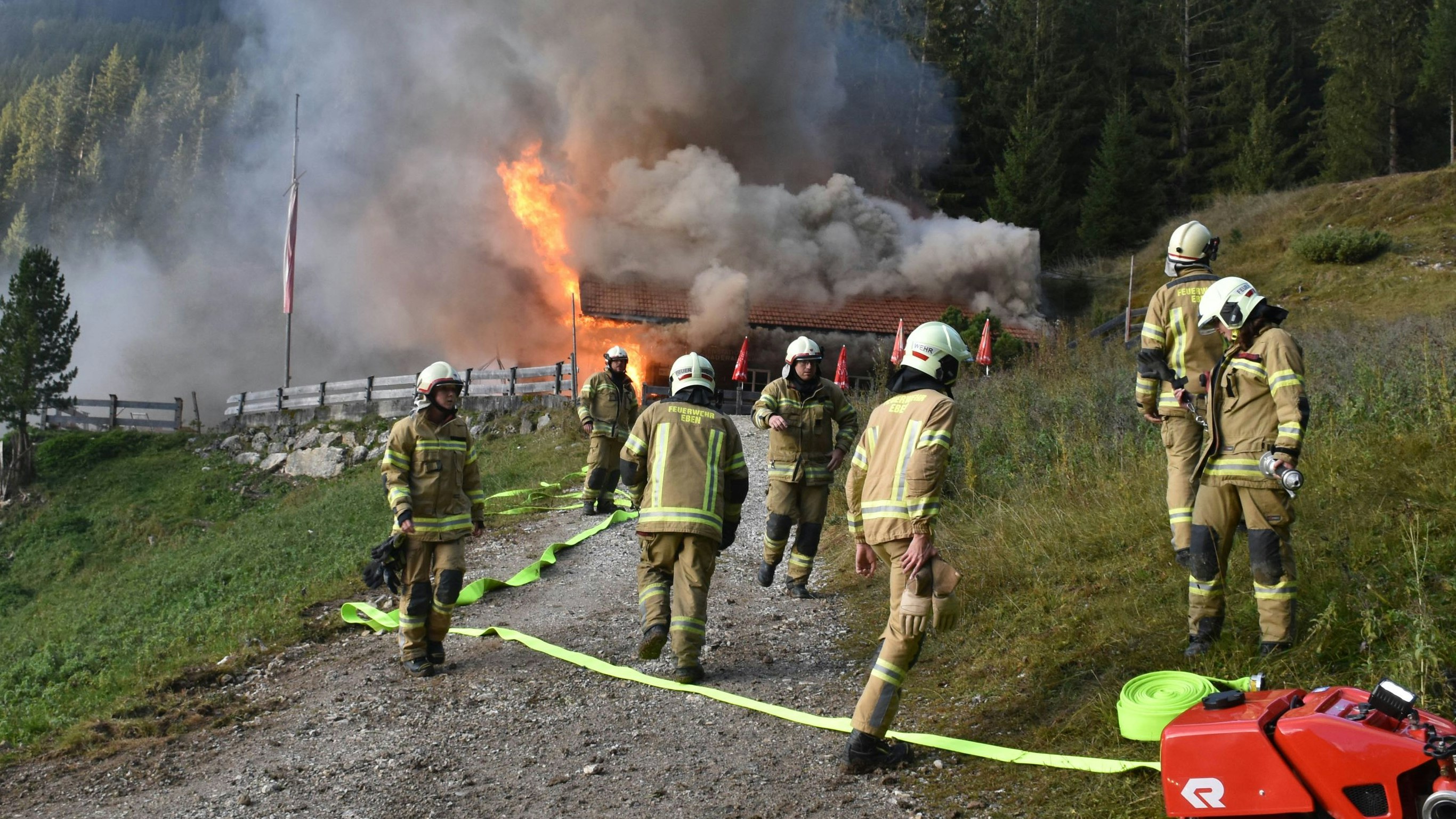 Ein Großbrand hat die Buchauer Alm in Maurach am Achensee (T) am 27. Oktober 2023 vollständig zerstört,