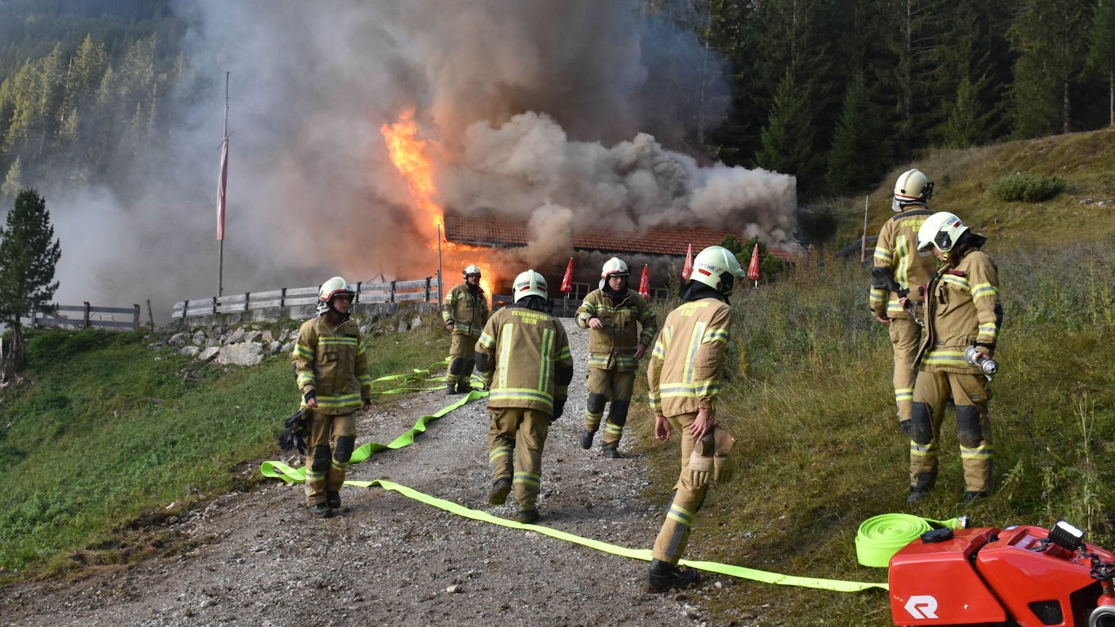 Ein Großbrand hat die Buchauer Alm in Maurach am Achensee (T) am 27. Oktober 2023 vollständig zerstört,