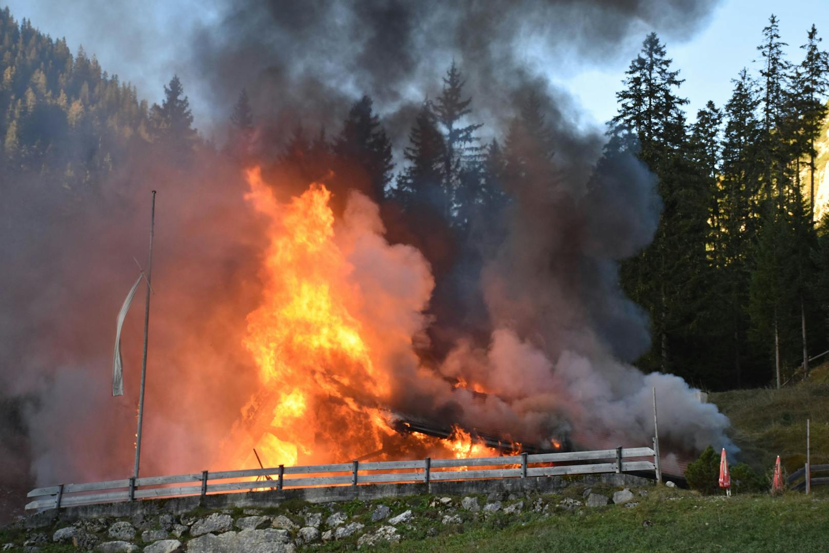 Ein Großbrand hat die Buchauer Alm in Maurach am Achensee (T) am 27. Oktober 2023 vollständig zerstört.