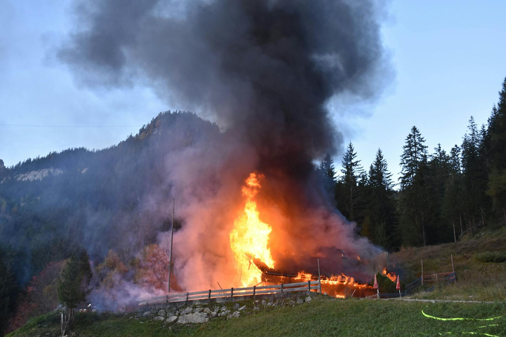 Ein Großbrand hat die Buchauer Alm in Maurach am Achensee (T) am 27. Oktober 2023 vollständig zerstört.