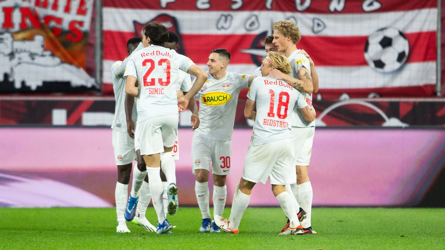 Salzburg bejubelt den Sieg gegen Altach. 