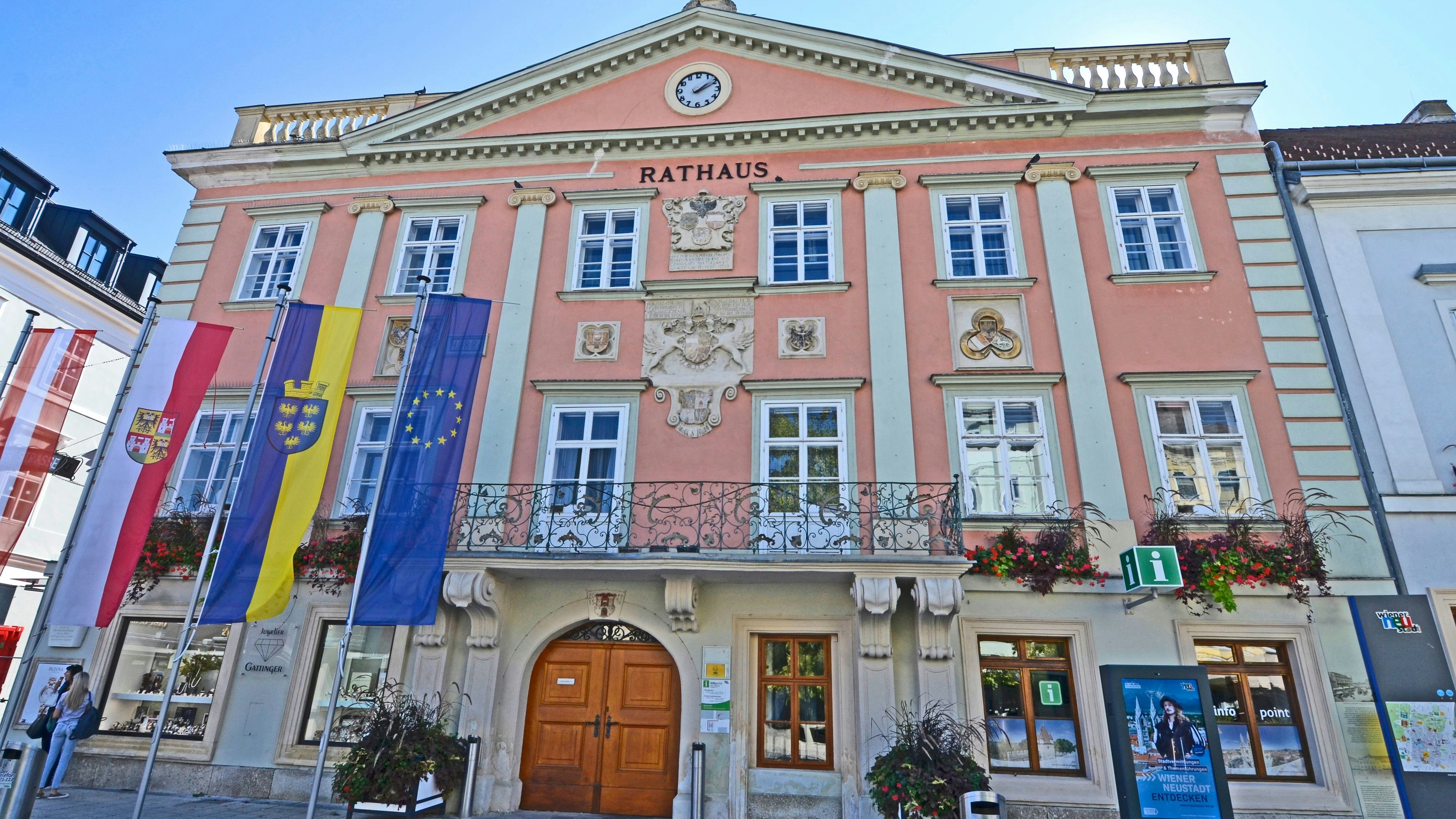 Das Alte Rathaus in Wiener Neustadt, Niederösterreich. In der Gemeinde leben traditionell viele Migranten.