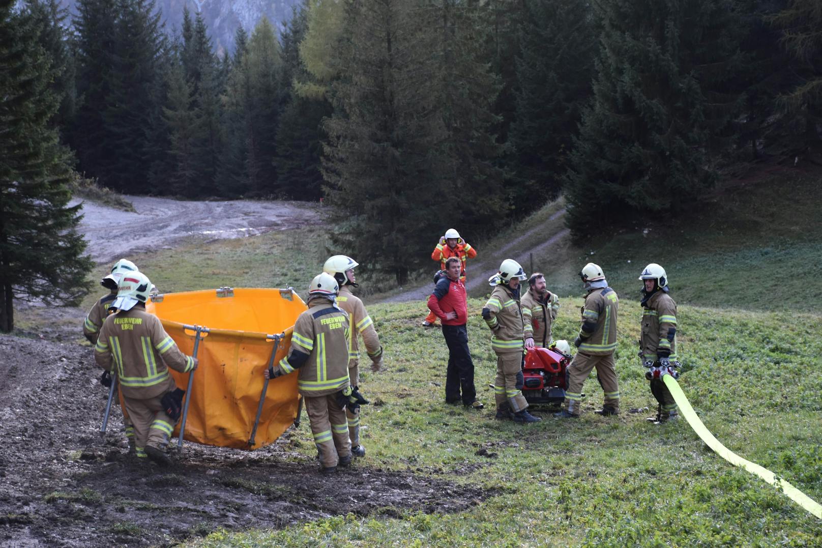 Ein Großbrand hat die Buchauer Alm in Maurach am Achensee (T) am 27. Oktober 2023 vollständig zerstört.