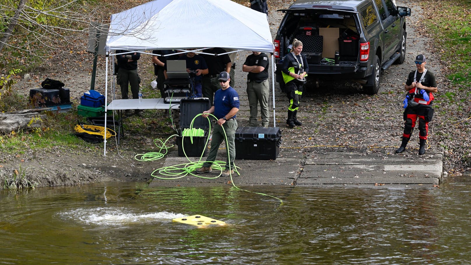 ... an einem Flussufer rund 10 Kilometer südöstlich der beiden Tatorte aufgefunden.