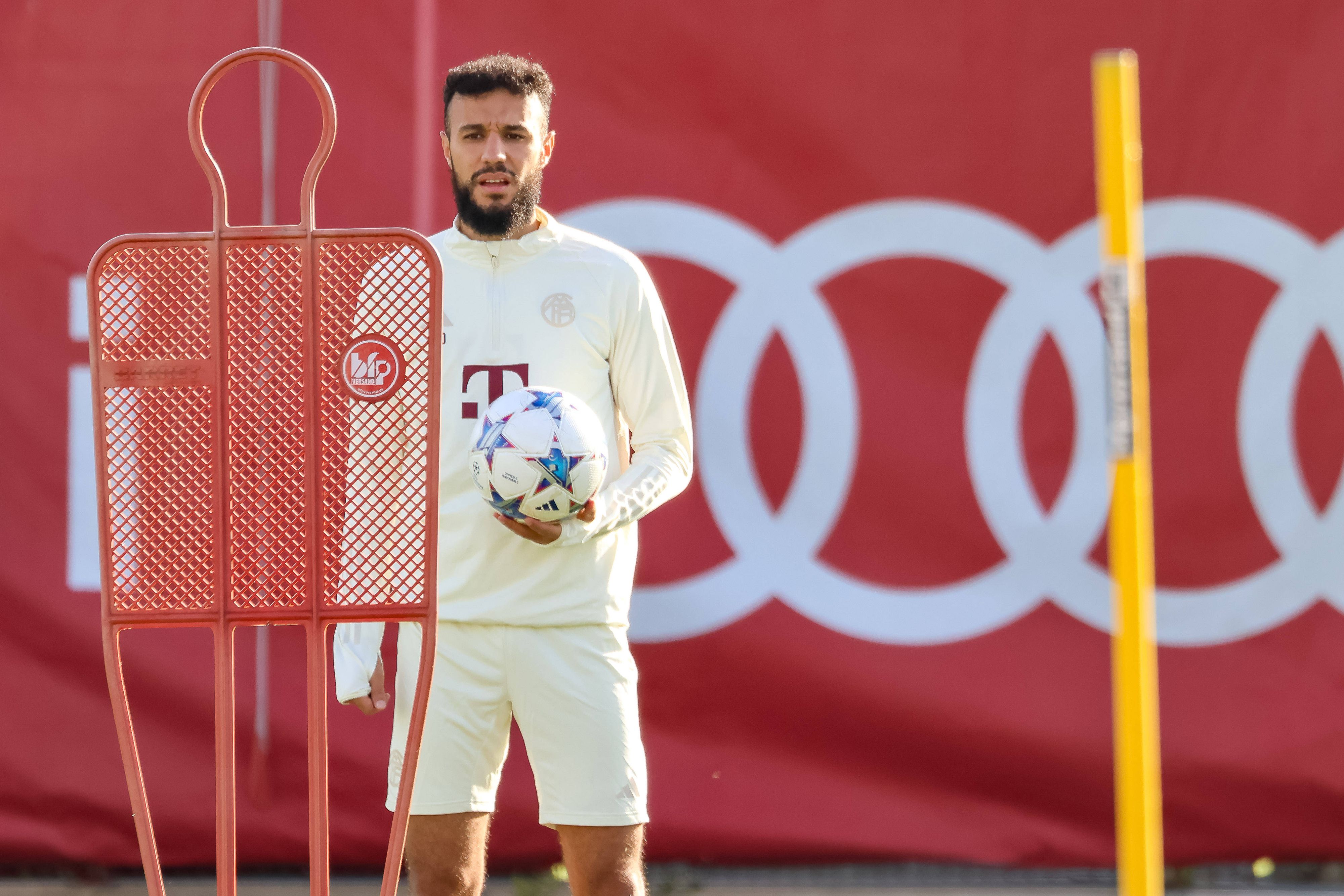 Bayern-Boss Herbert Hainer spricht eine klare Warnung an Noussair Mazraoui aus.