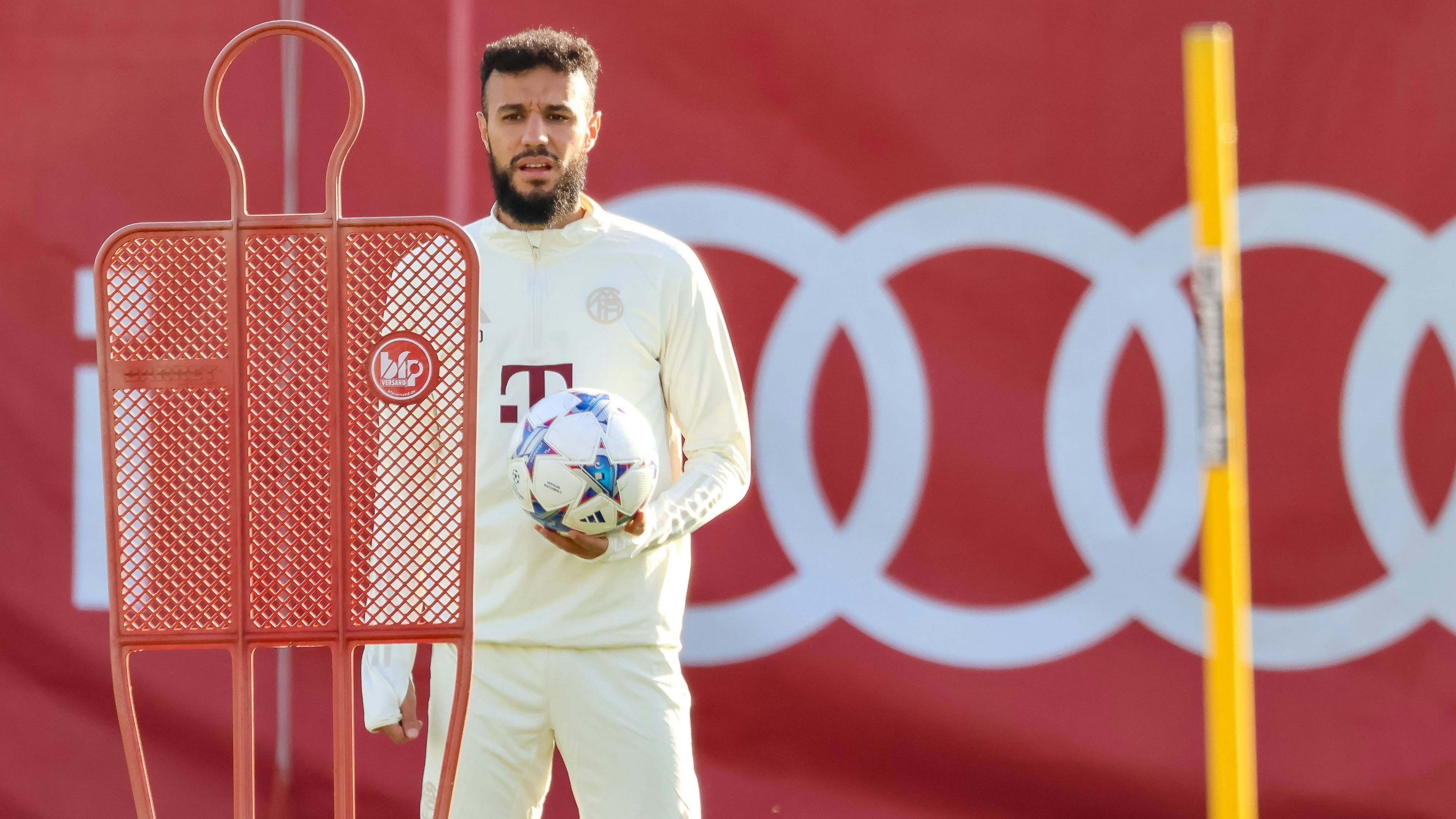 Bayern-Boss Herbert Hainer spricht eine klare Warnung an Noussair Mazraoui aus. 